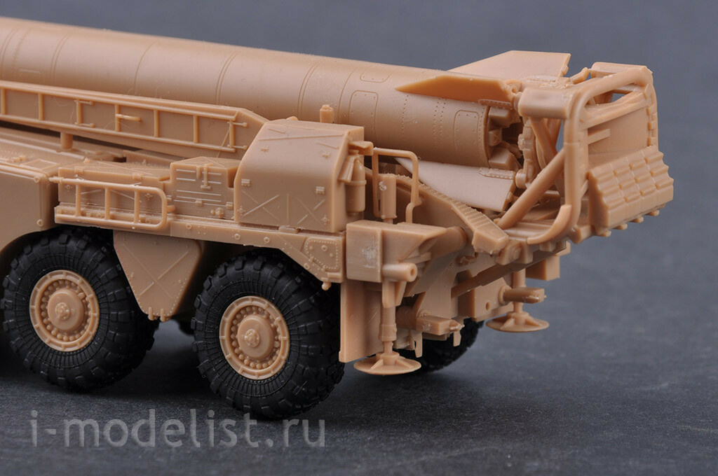 82939 HobbyBoss 1/72 Soviet (9P117M1) launcher with R17 missile of the 9K72 Elbrus missile system (Scud B)