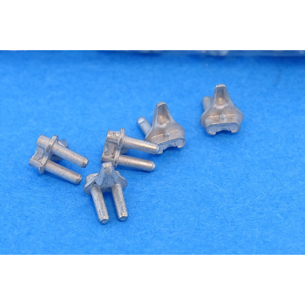 MTL-35316 MasterClub 1/35 Tracks inlaid iron End connectors (w. solid pins) for tracks VVSS M4 Sherman (the set is only 380 terminal connectors, additional pillows required)
