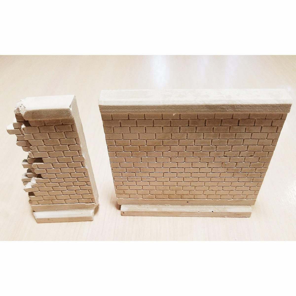 AM02 artbaza 1/35 section of brick fence 2 PCs.