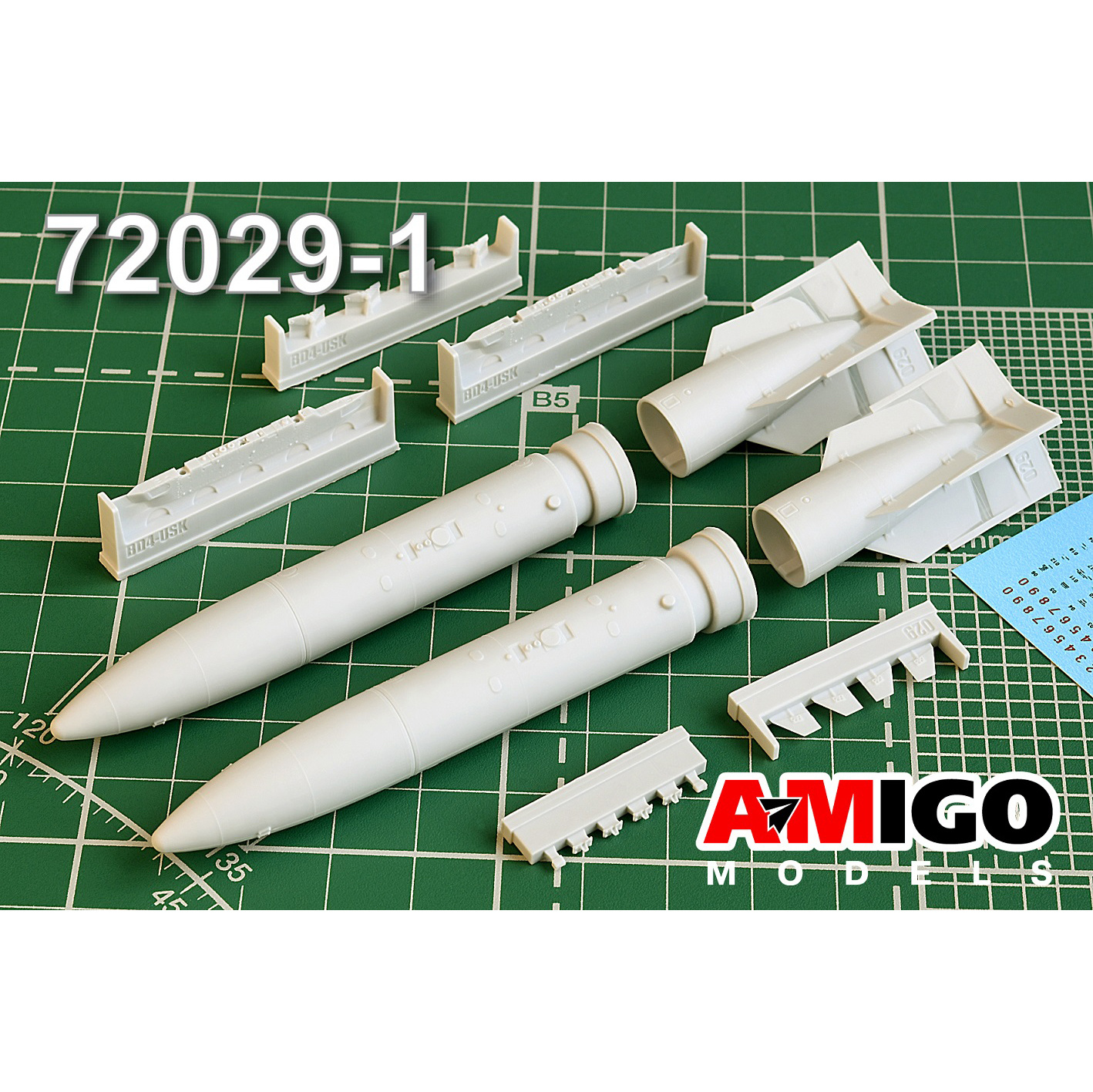 AMG72029-1 Amigo Models 1/72 Outboard Fuel Tank PTB-3000 