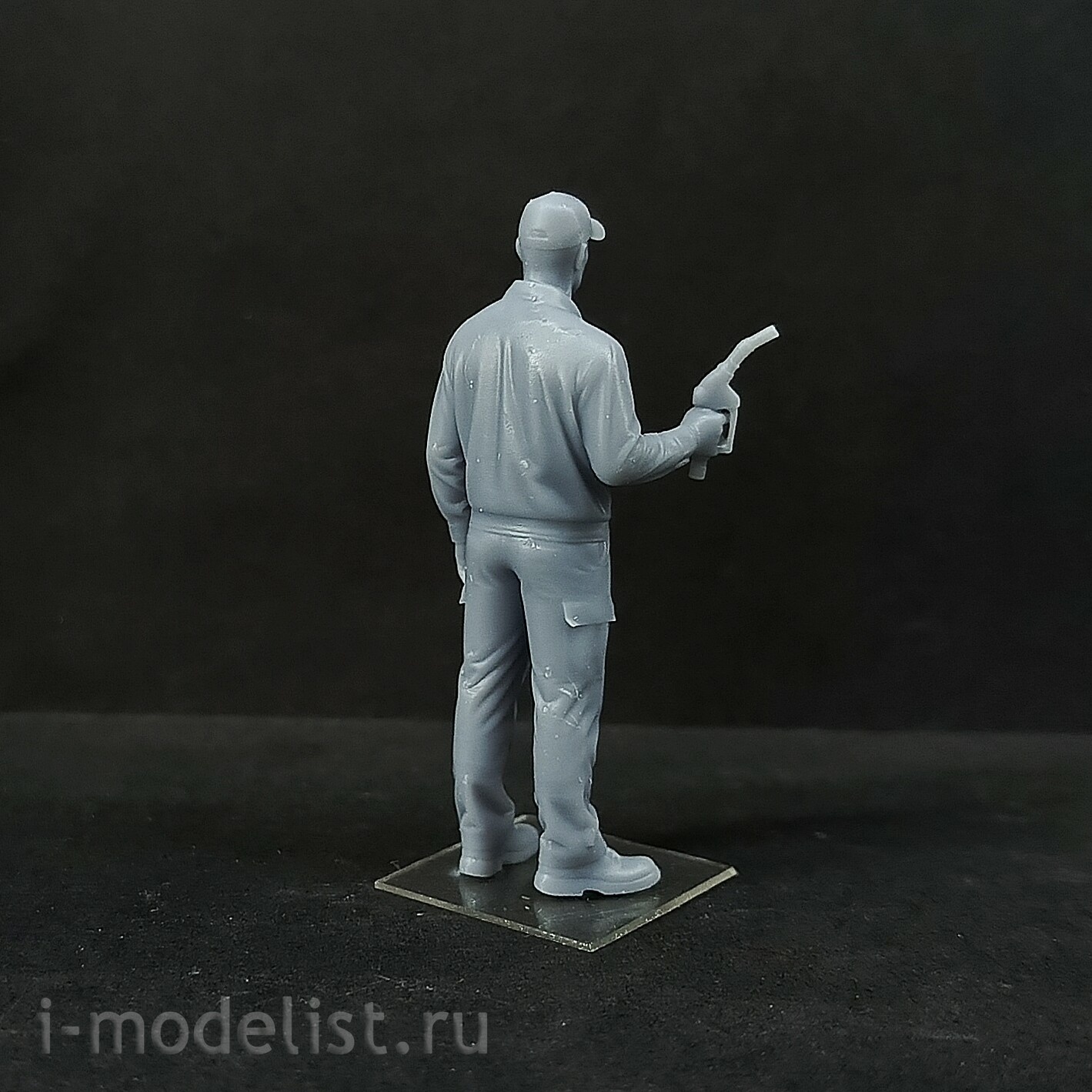 DMS-43023 ДМС 1/43 Фигурка Заправщик, современный