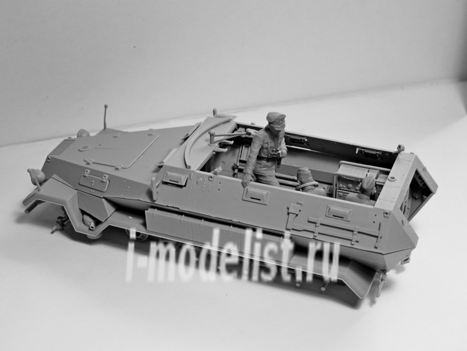 35104 ICM 1/35 Sd.Kfz.251/6 Ausf.A with Crew