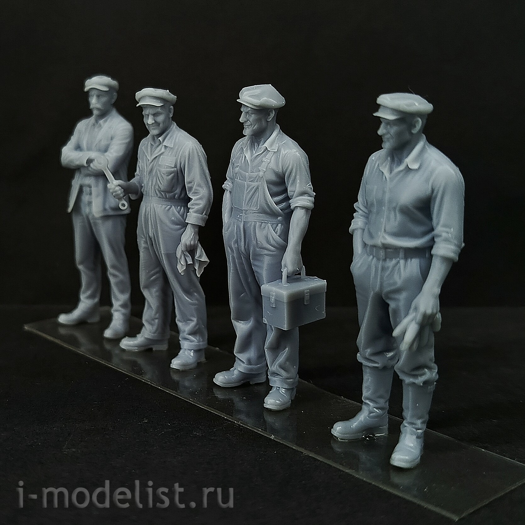 DMS-43021 ДМС 1/43 Фигурки Рабfromники МТС (Машинно-тракторной станции)