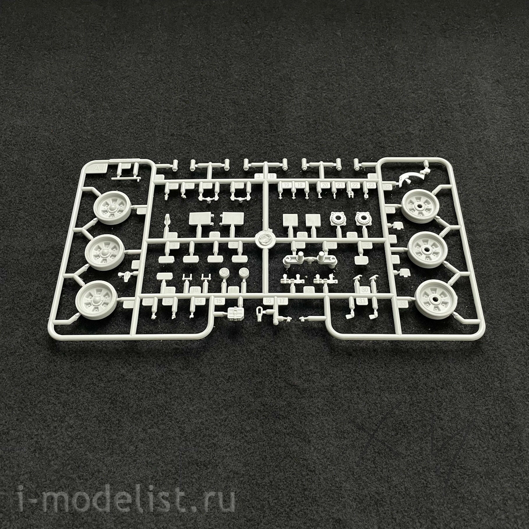 05598 Trumpeter 1/35 Russian T-72B tank (licensed by UVZ)