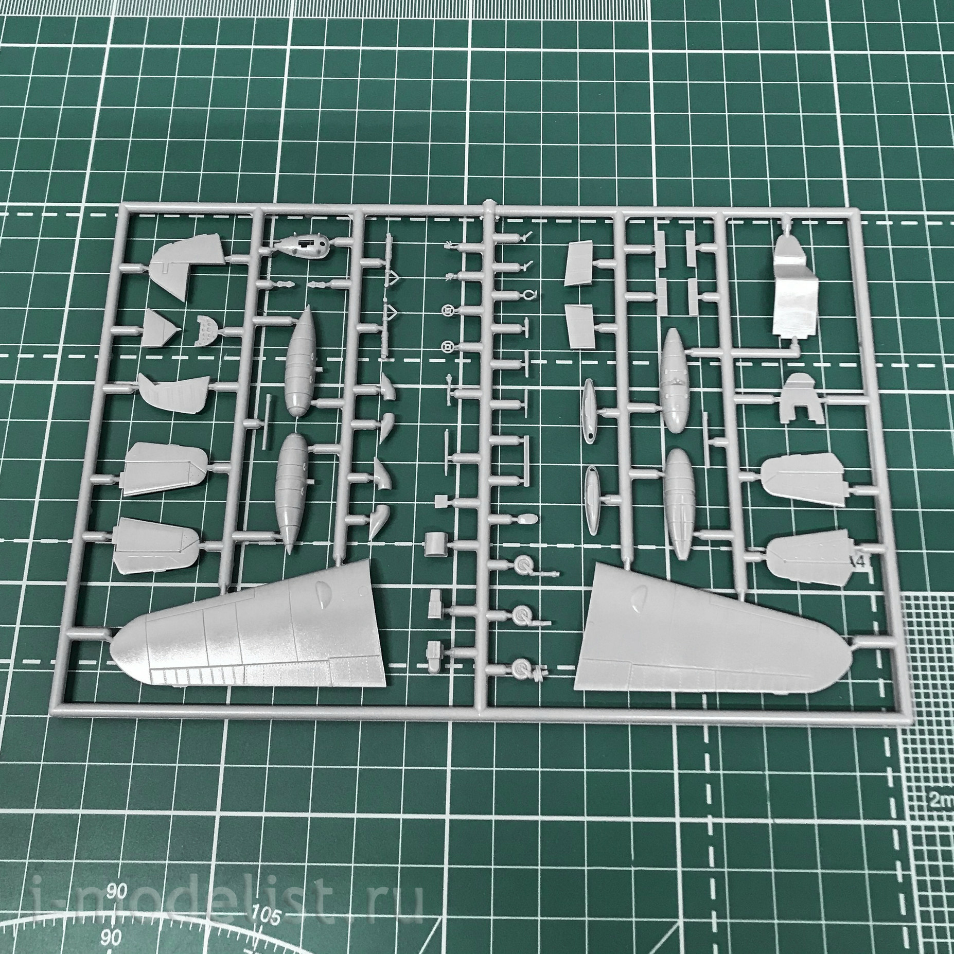 AZ7611 AZ Model 1/72 Messerschmitt Bf-109G-10 Erla Aircraft