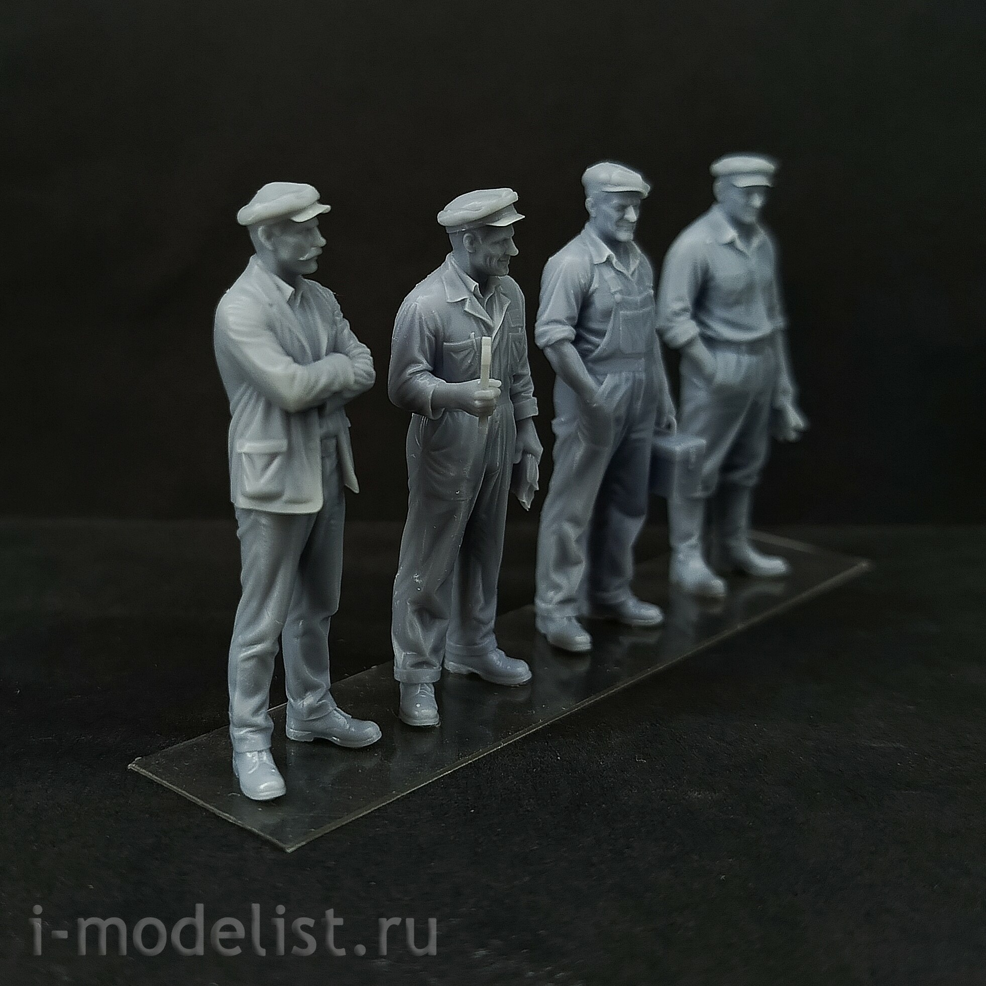 DMS-35299 ДМС 1/35 Фигурки Рабfromники МТС (Машинно-тракторной станции)