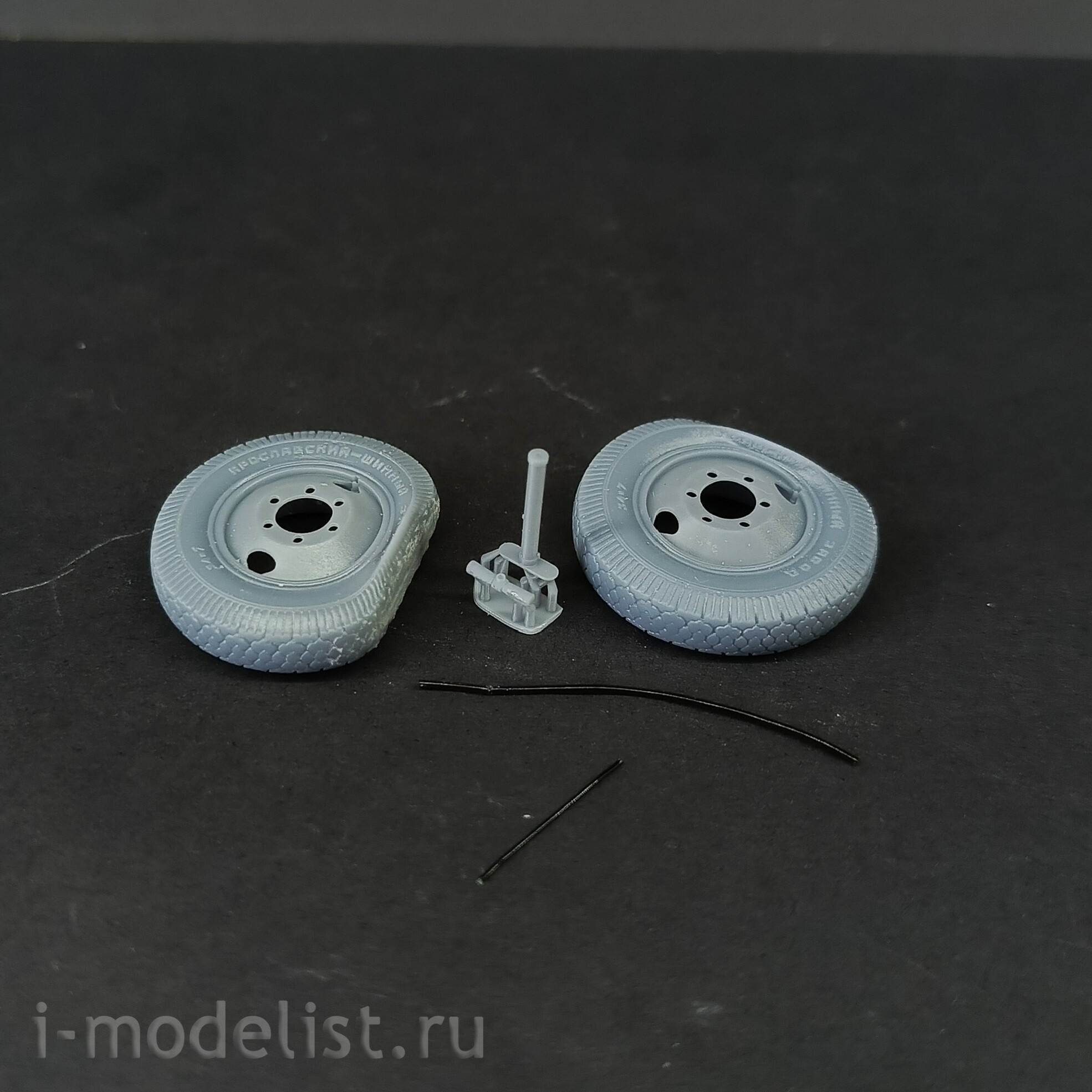 DMS-35239 ДМС 1/35 Колёса ЯШЗ 34x7 для автомобилей З-С (2 шт., спущенные, в комплекте насос ручной)