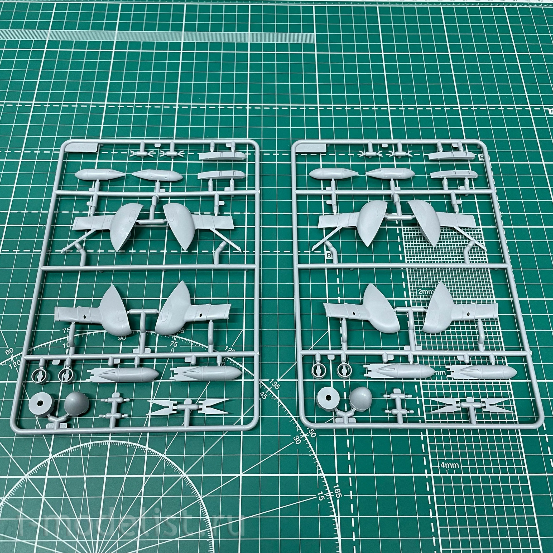 32025 ICM 1/32 CR. 42 with Italian pilots in tropical uniforms