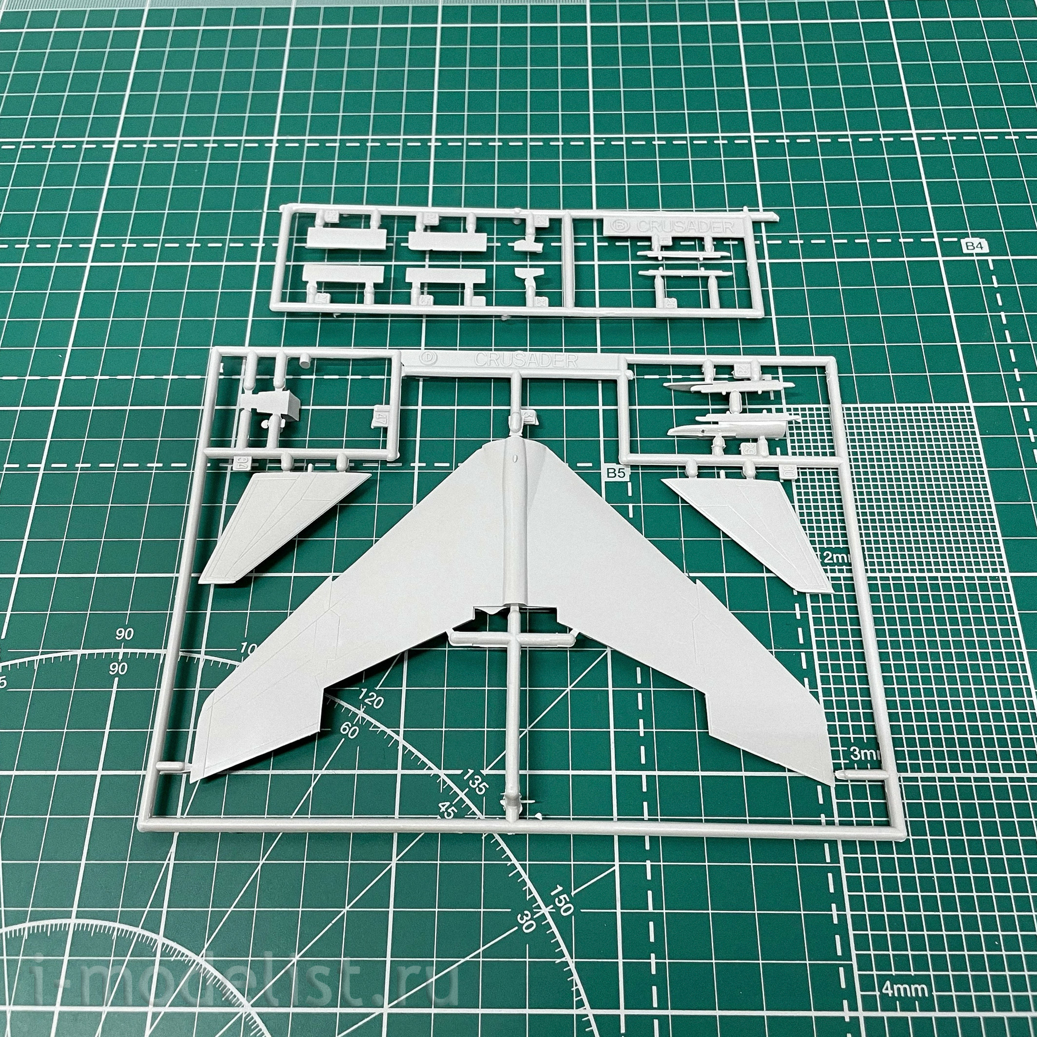 1456 Italeri 1/72 F-8E Crusader aircraft