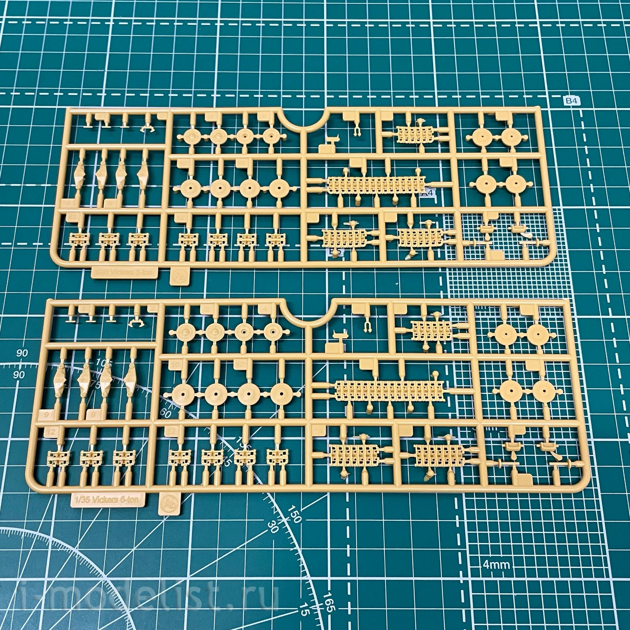 CV35005 Combat Armour Models 1/35 Vickers 6-Ton Light Tank (Early production-Polish Riveted Turret)