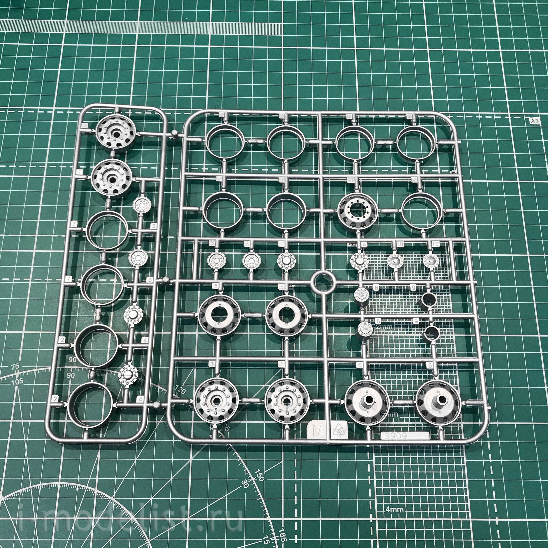 3948 Italeri 1/24 truck tractor Mercedes-Benz MP 4 BIG SPACE