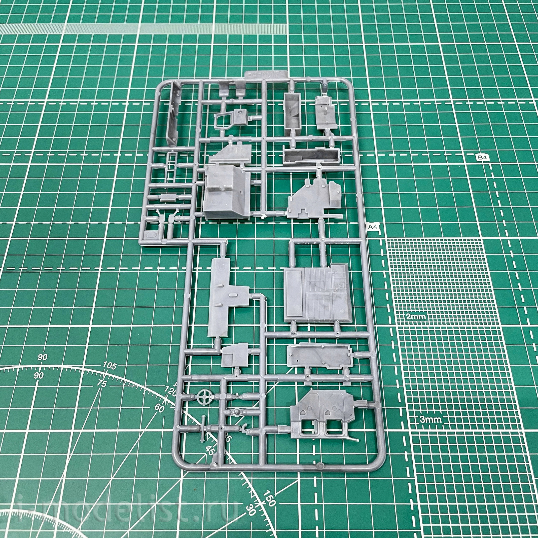 72088 PST 1/72 Medical Laboratory MAZ-543M