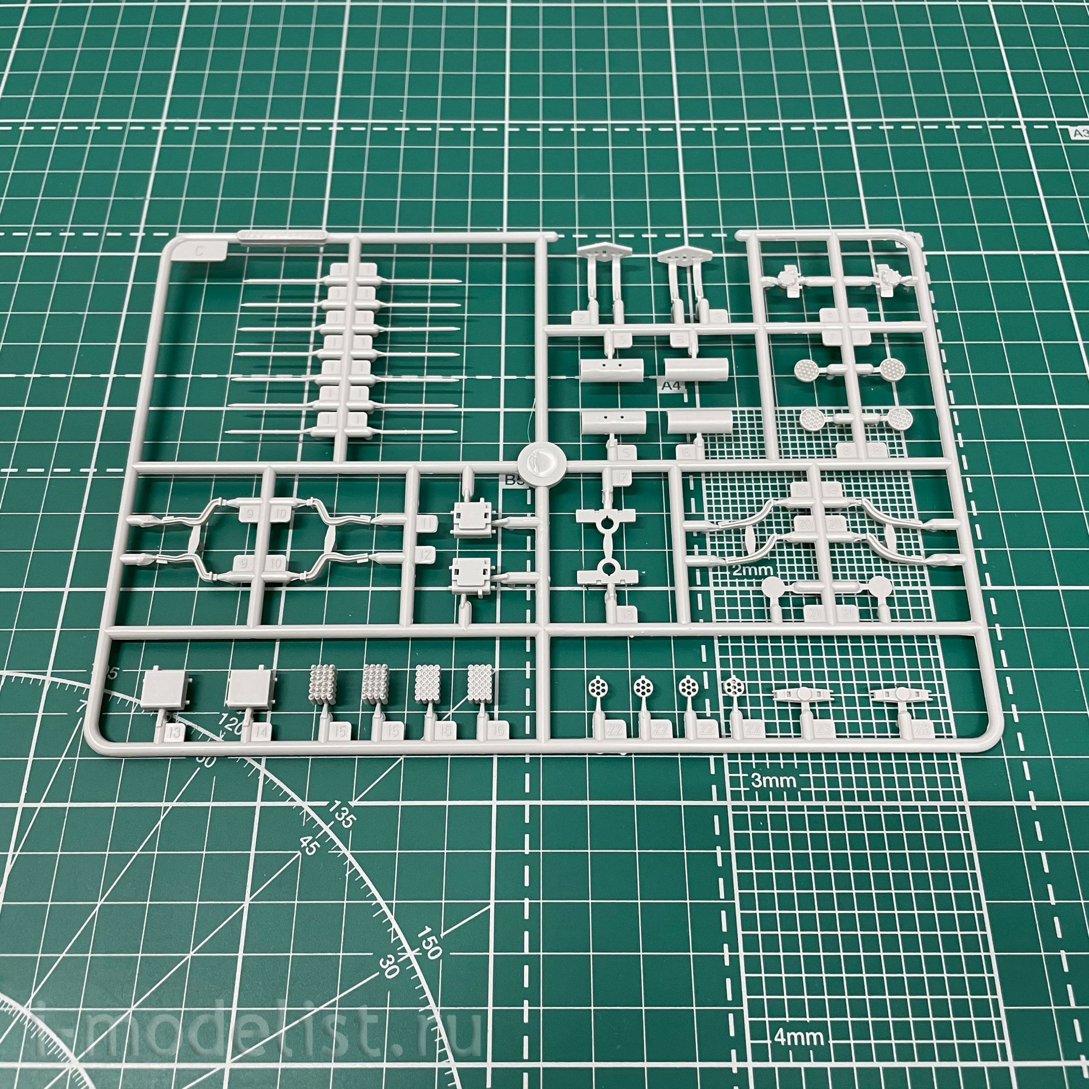 87230 HobbyBoss 1/72 Helicopter UH-1F Huey