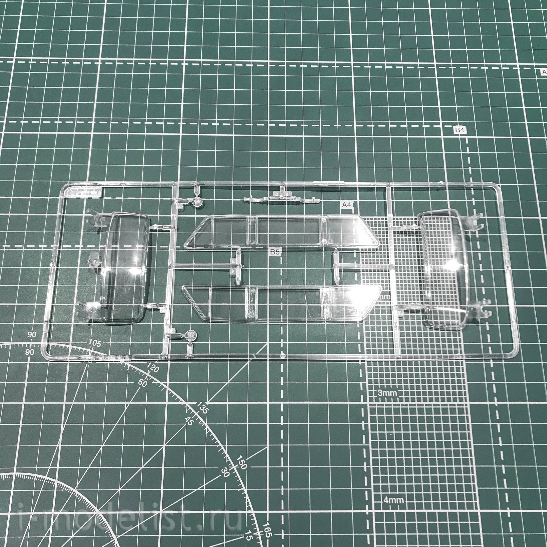 03802 Trumpeter 1/24 Chinese limousine FAW Hong Qi HQE CA770