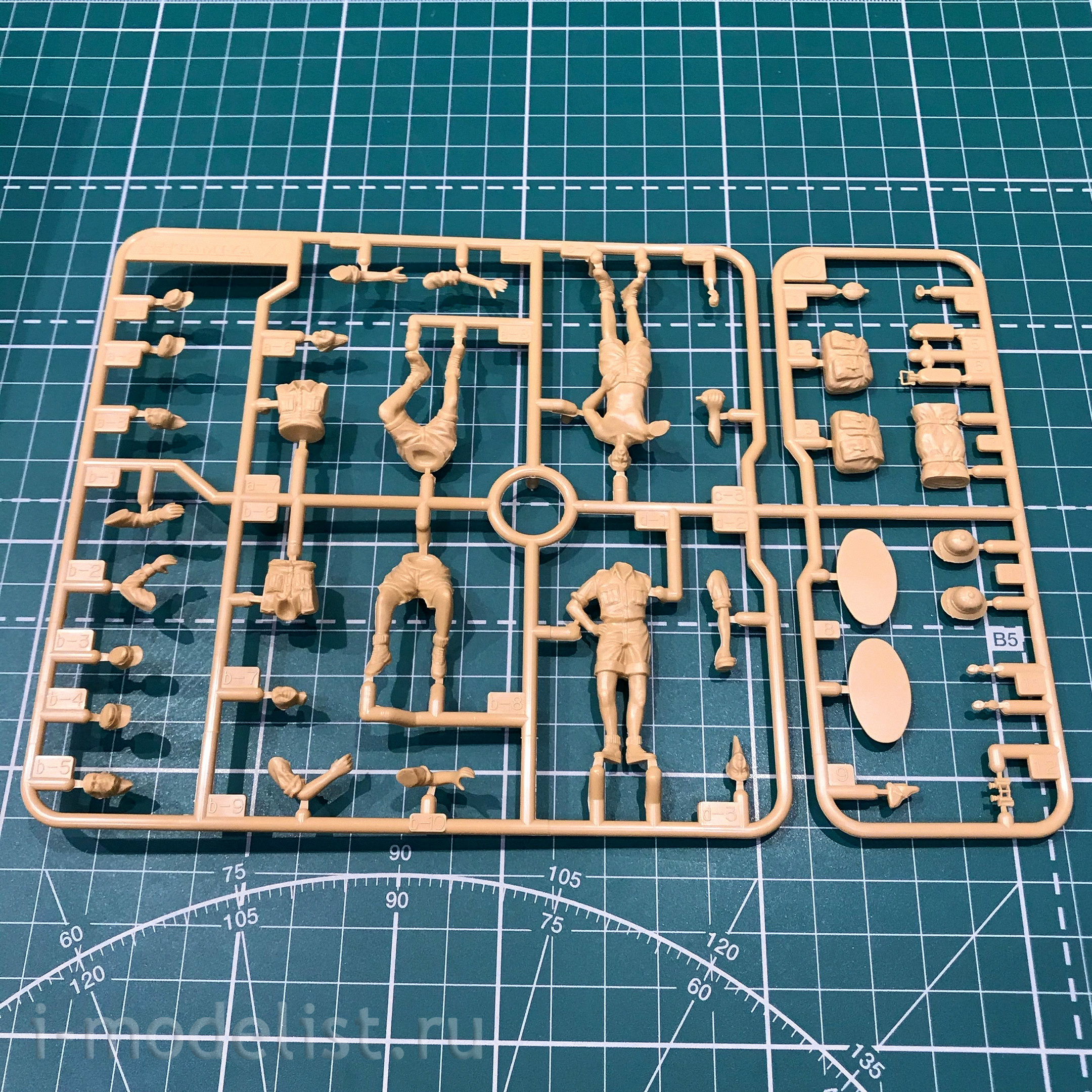 35305 Tamiya 1/35 German Steyr Type 1500A / 01 car, Afrika Korps, with 4 figures