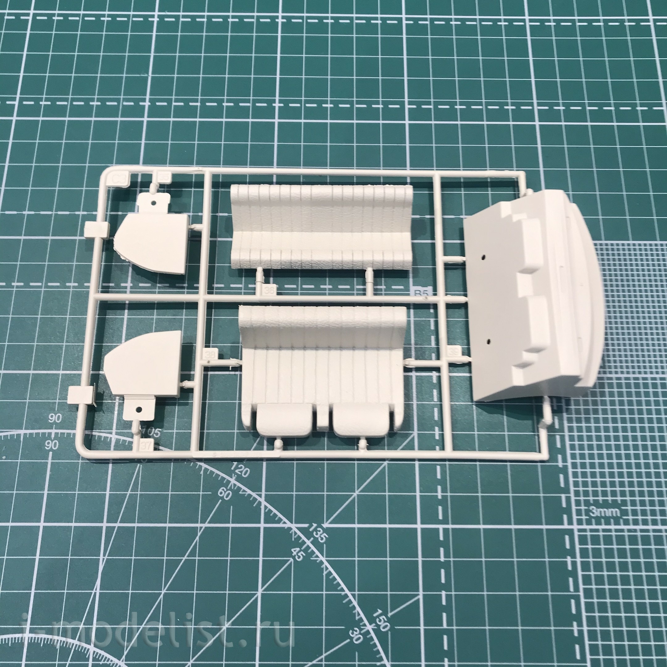 03802 Trumpeter 1/24 Chinese limousine FAW Hong Qi HQE CA770