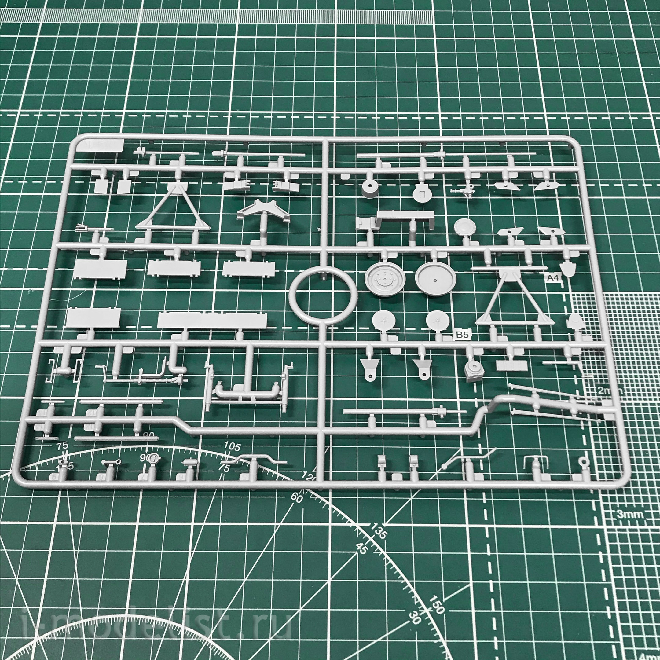 35592 ICM 1/35 BM-13-16 on the chassis of the W. O. T. 8 c Soviet calculation 