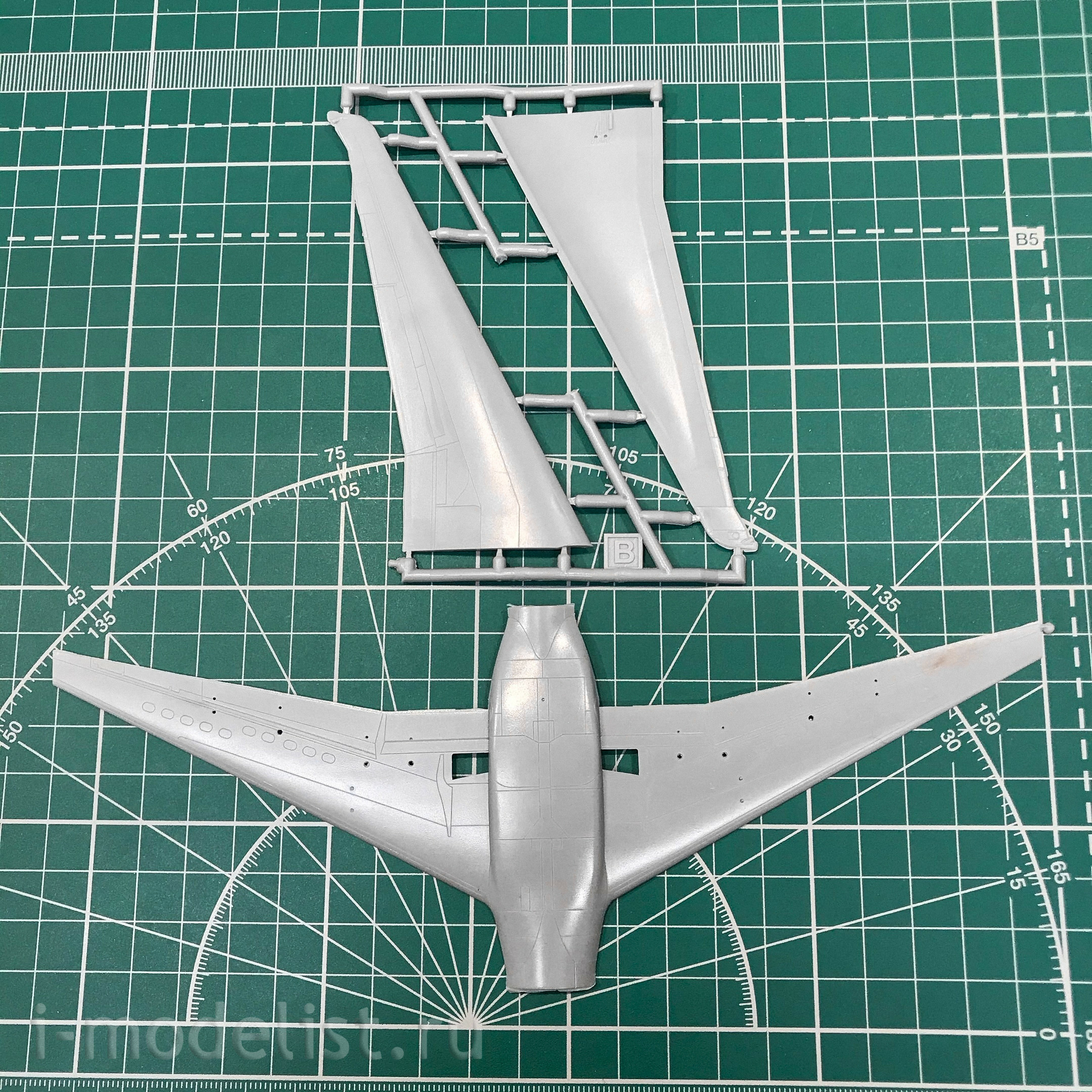 144128-4 Eastern Express 1/144 scales Airliner MD-90 SAUDI ARABIAN (Limited Edition)