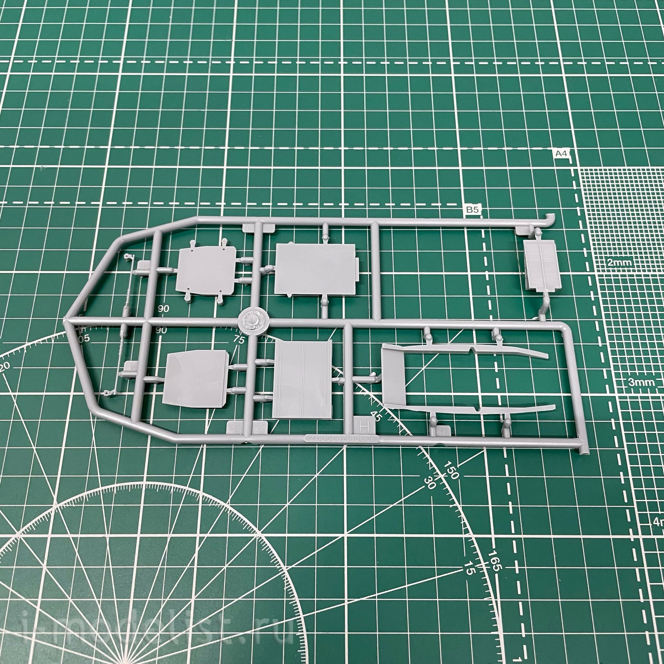 83902 HobbyBoss 1/144 Shaanxi Y-8 Aircraft