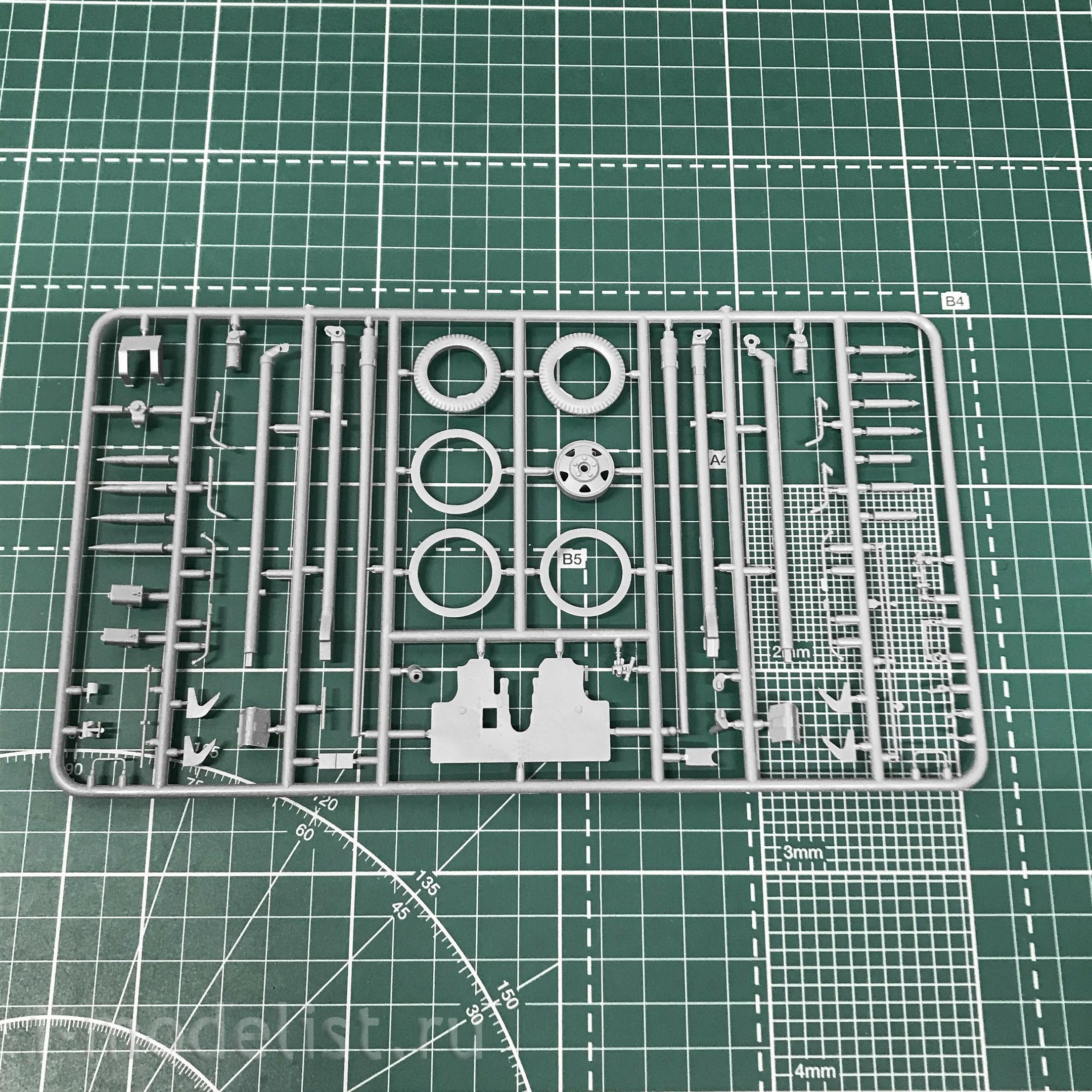 35369 MiniArt 1/35 Gun ZiS-2/ZiS-3 with front and calculation (2 in 1)