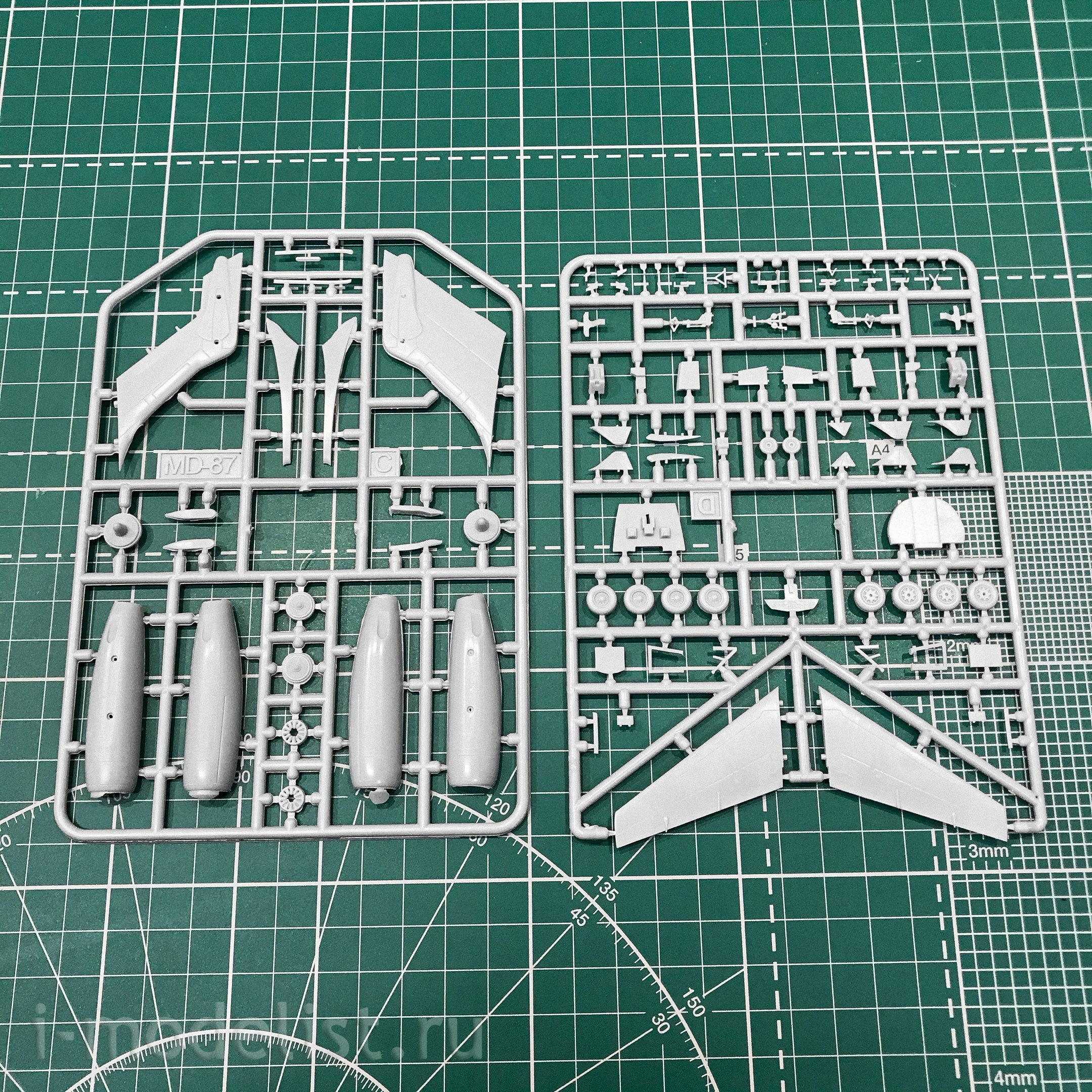 144110 Orient Express 1/144 Airliner MD-87 Iberia