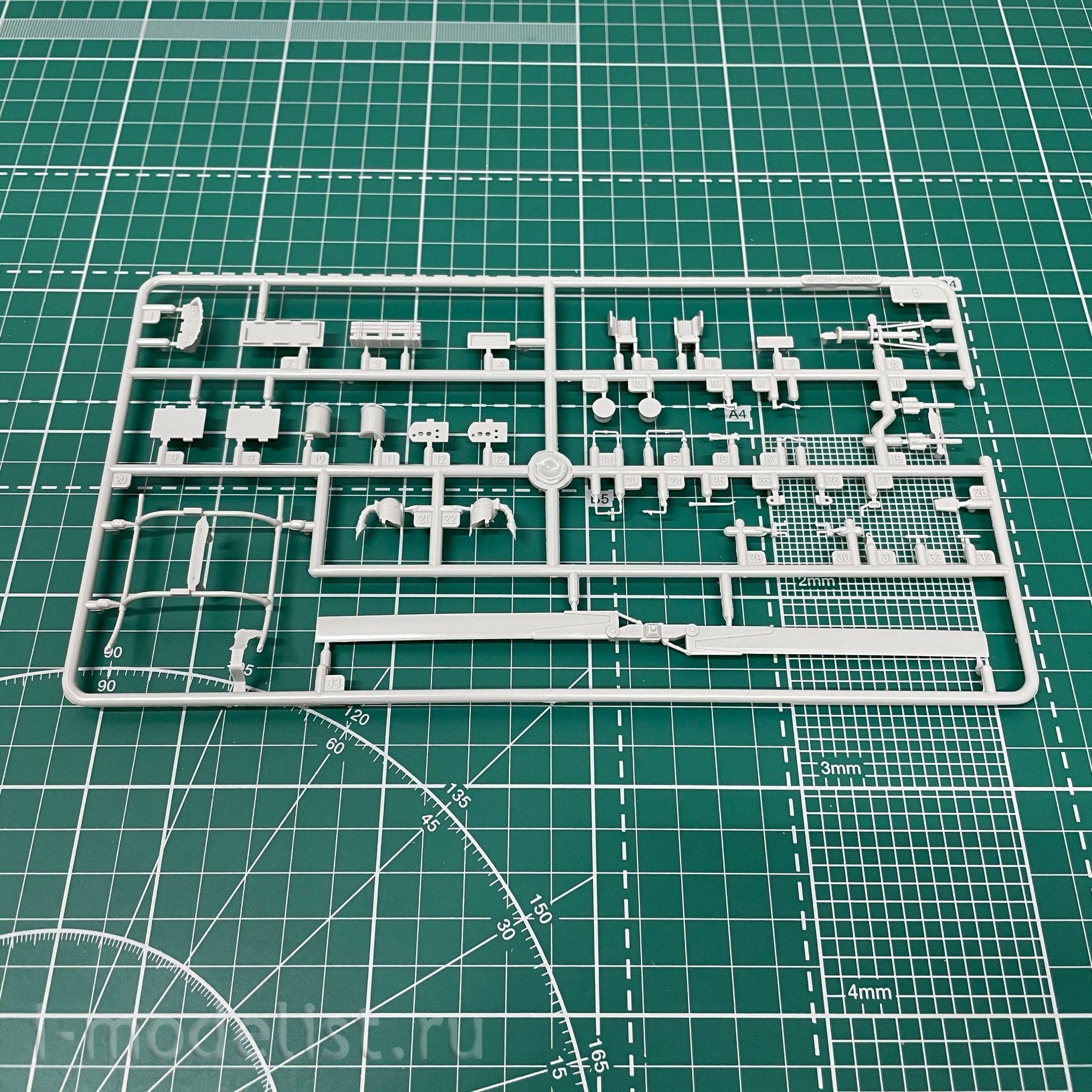 87230 HobbyBoss 1/72 Helicopter UH-1F Huey