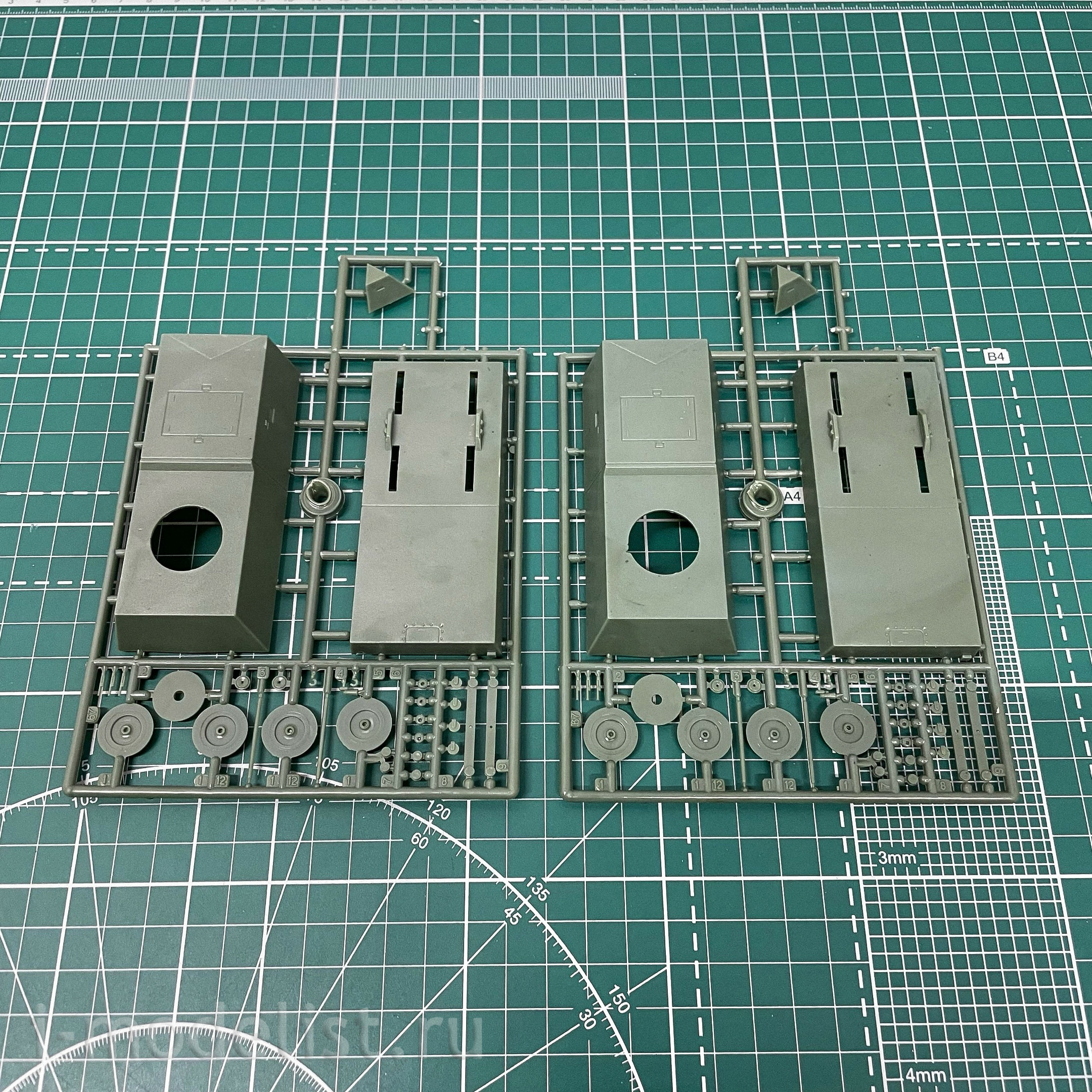 mt690 UM 1/72 Armored train 