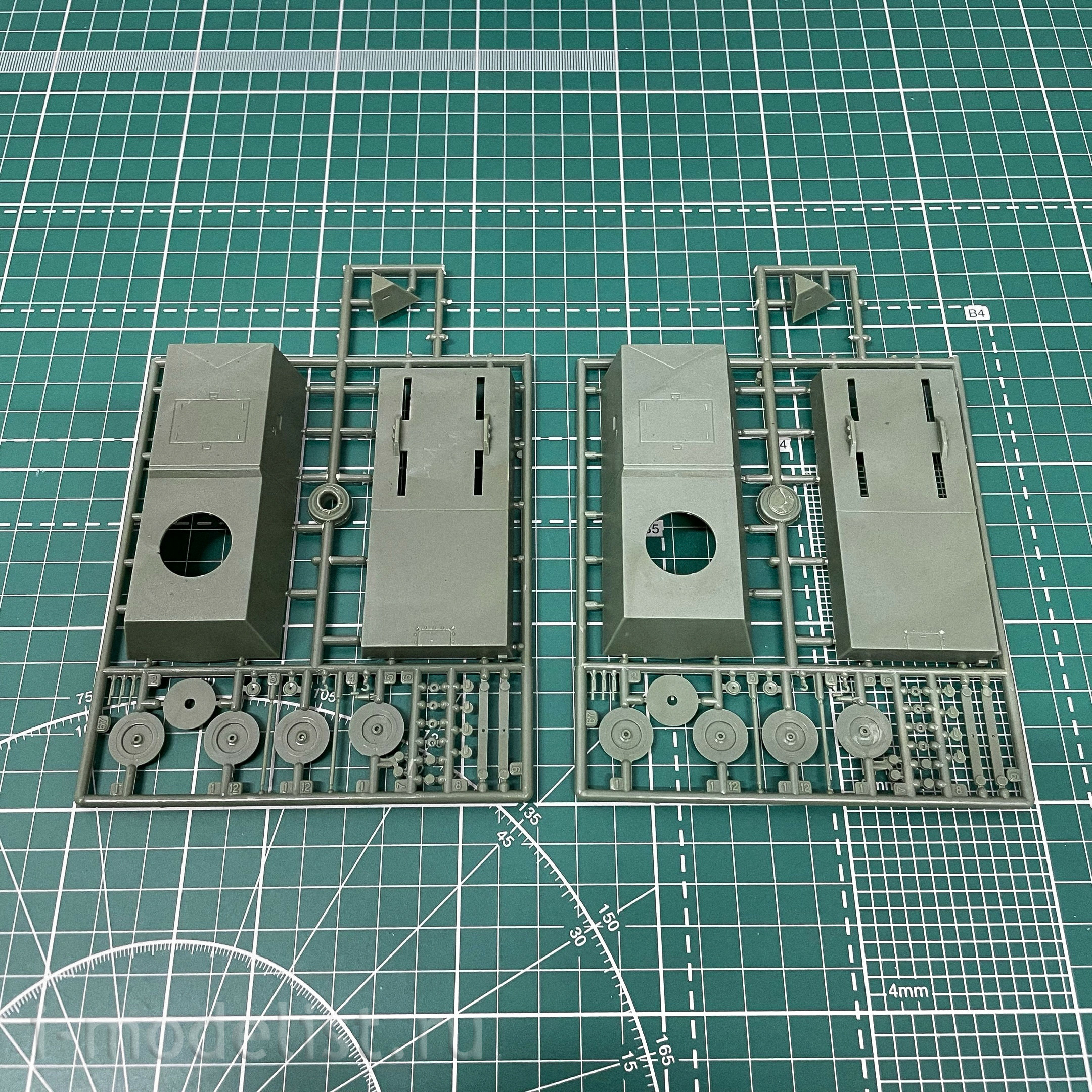 mt690 UM 1/72 Armored train 