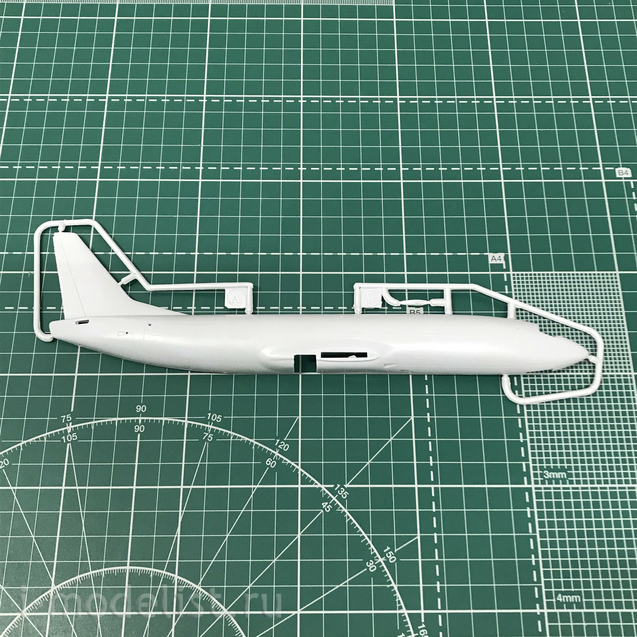 14424 Orient Express 1/144 Medium-range Airliner B-734