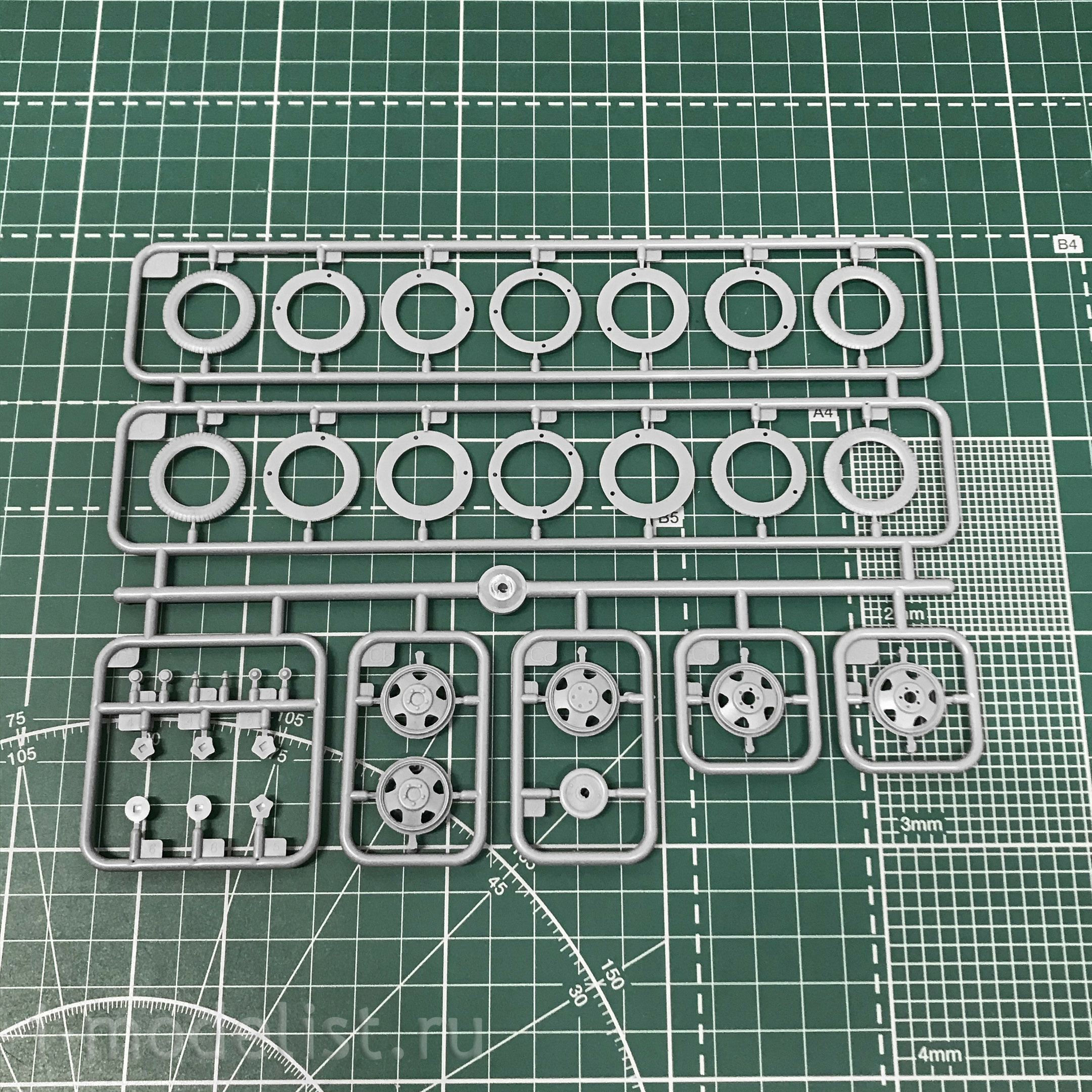 35369 MiniArt 1/35 Gun ZiS-2/ZiS-3 with front and calculation (2 in 1)