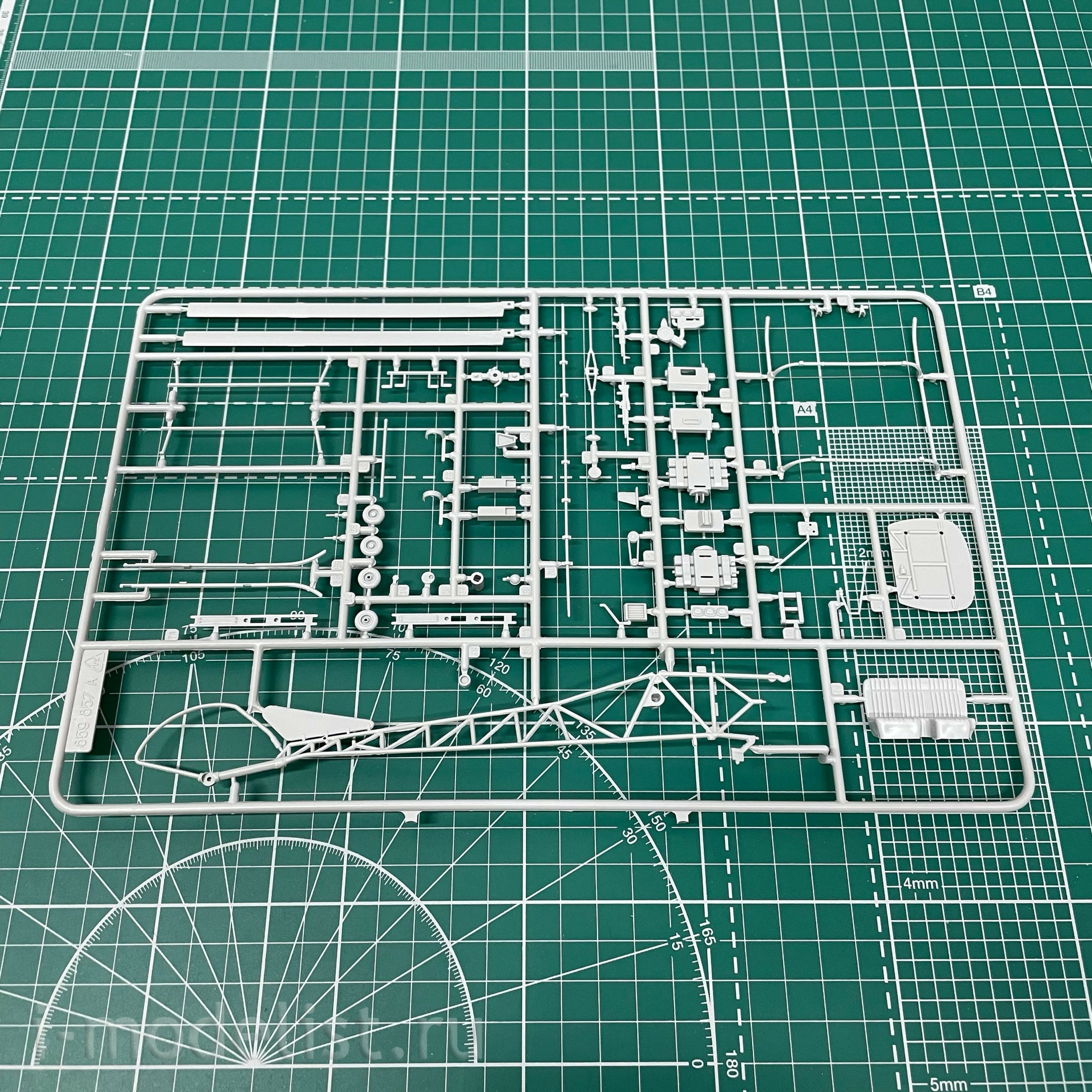 2820 Italeri 1/48 Helicopter OH-13 Sioux