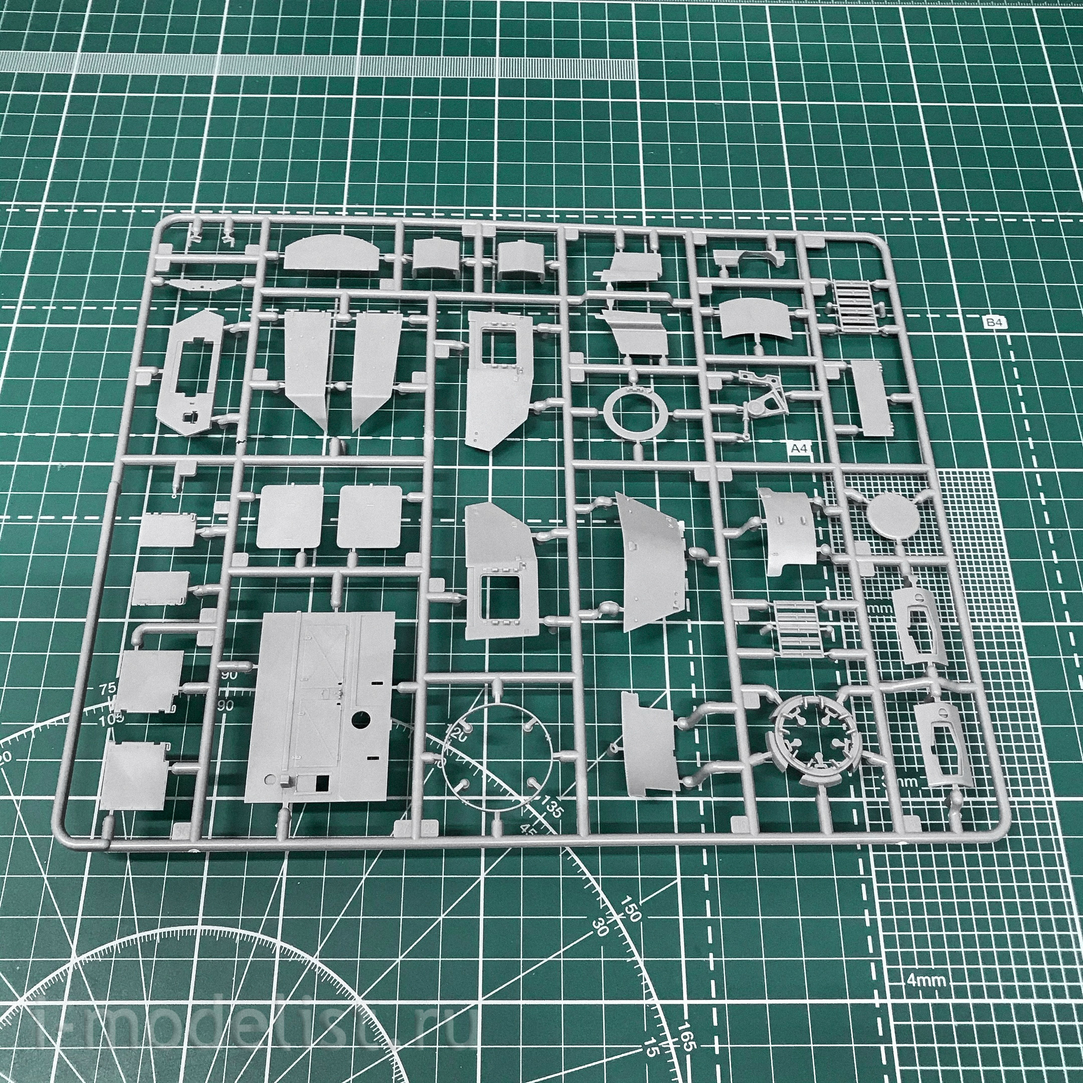 35298 MiniArt 1/35 Tank Pz.Kpfw.IV Ausf. H Vomag, early version (May 1943, with interior)