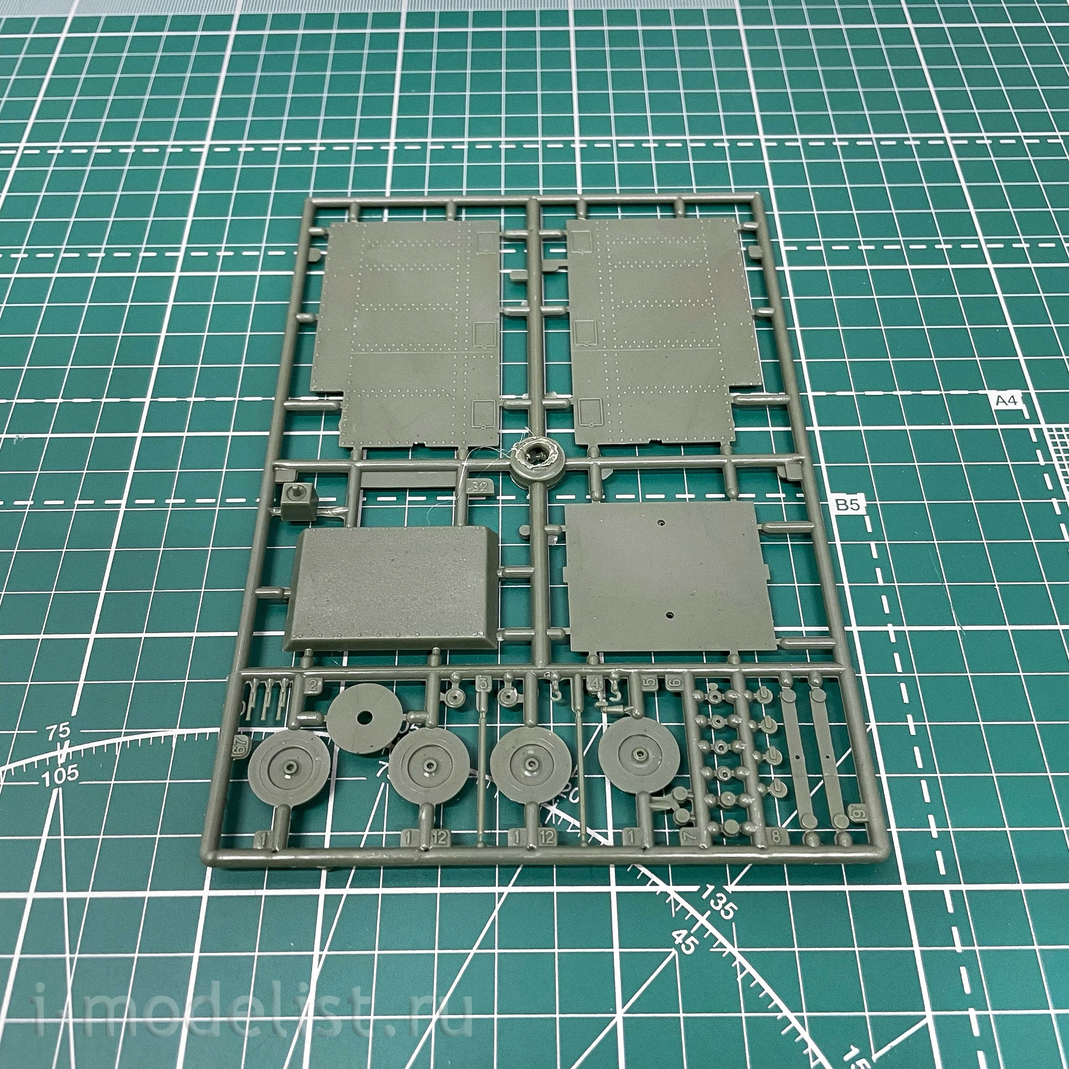 mt690 UM 1/72 Armored train 