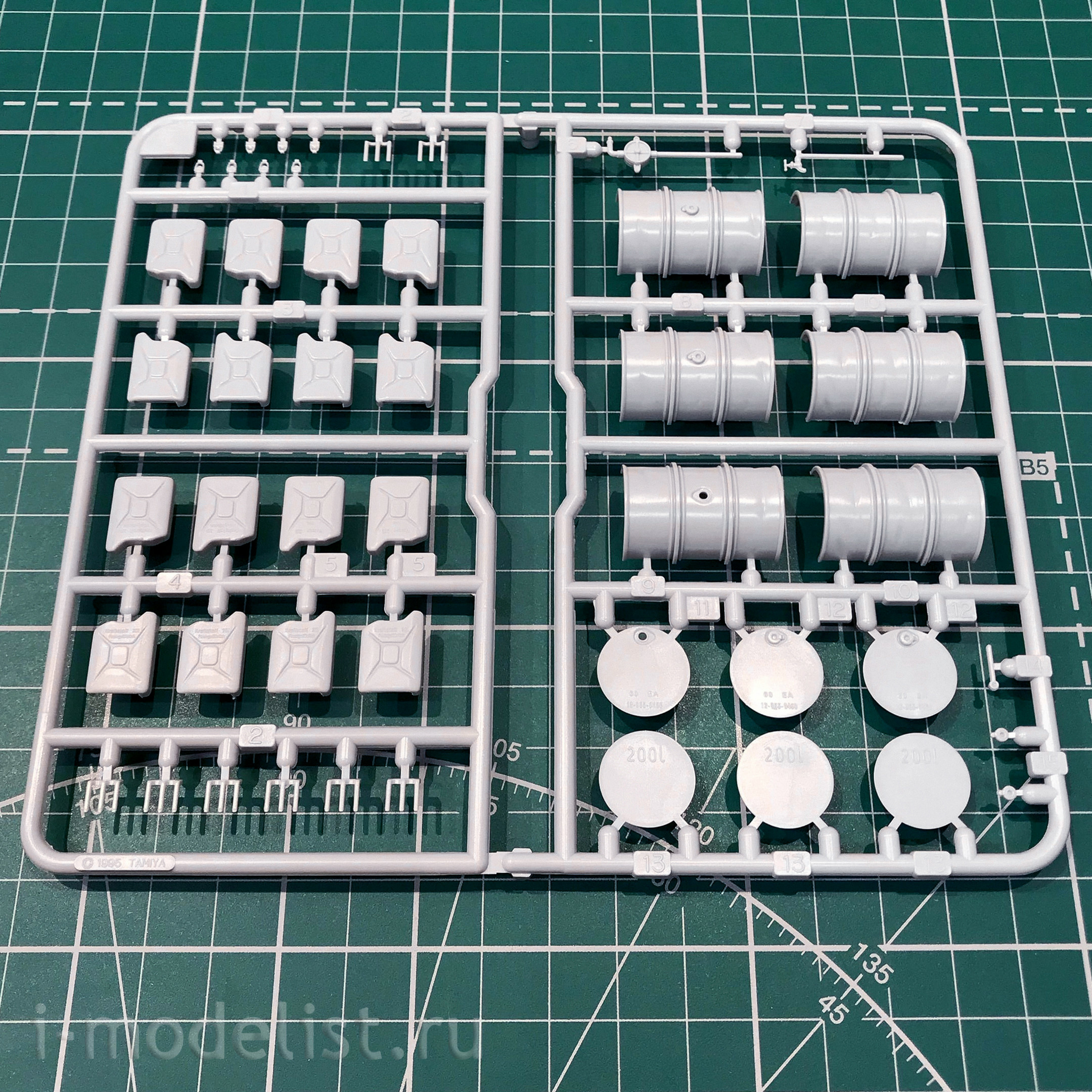 35305 Tamiya 1/35 German Steyr Type 1500A / 01 car, Afrika Korps, with 4 figures