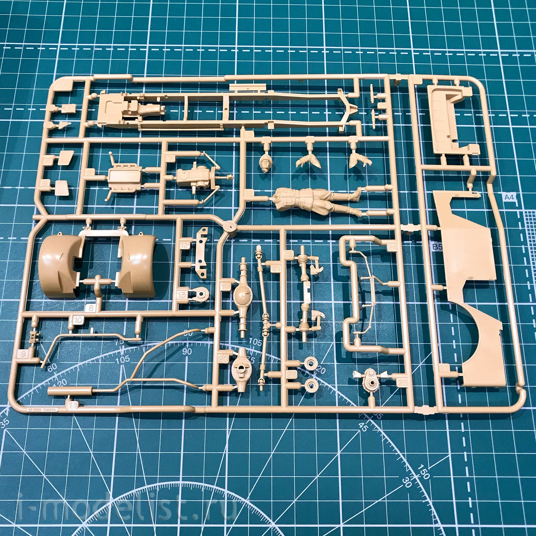 35305 Tamiya 1/35 German Steyr Type 1500A / 01 car, Afrika Korps, with 4 figures