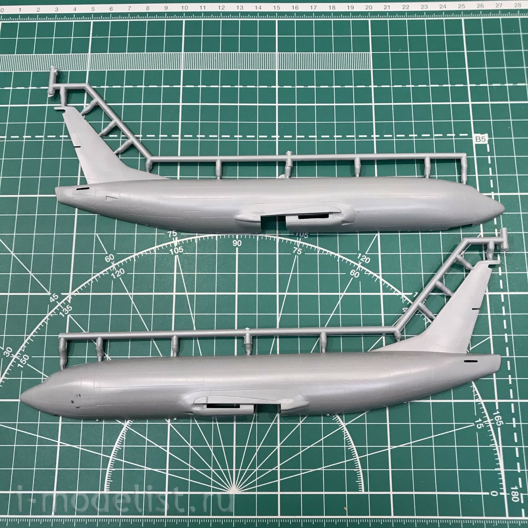 144129-1 Eastern Express 1/144 scales Airliner JET2 737-300