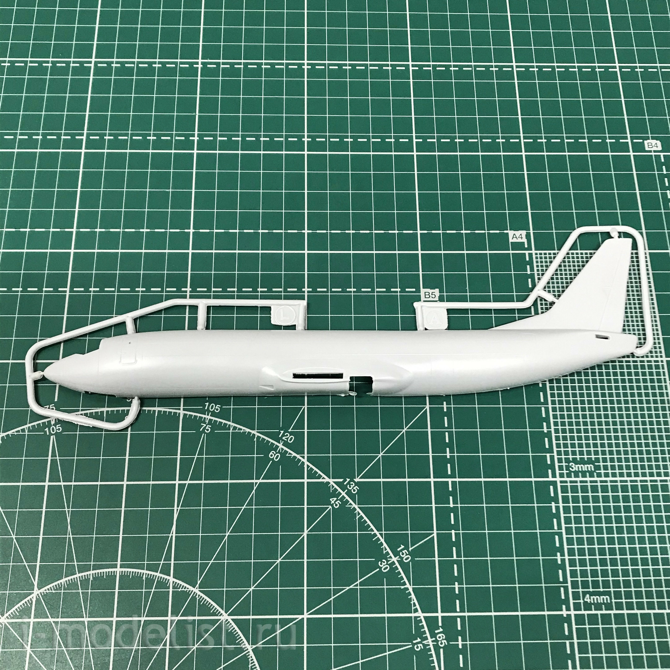 14424 Orient Express 1/144 Medium-range Airliner B-734