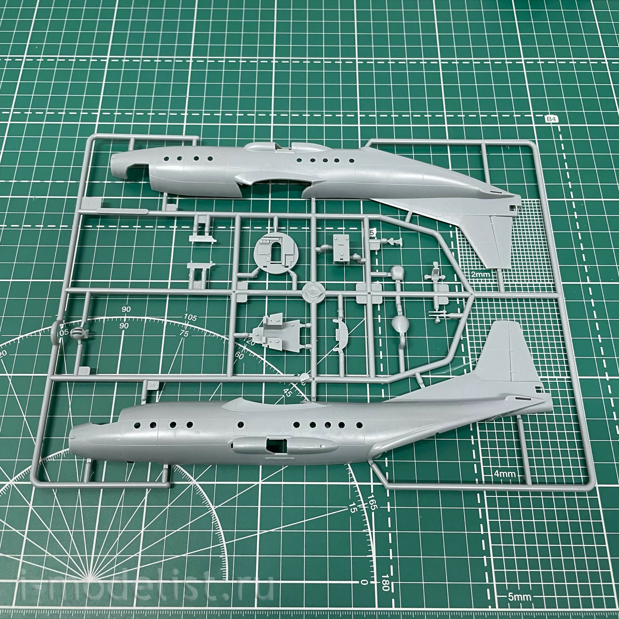 83902 HobbyBoss 1/144 Shaanxi Y-8 Aircraft