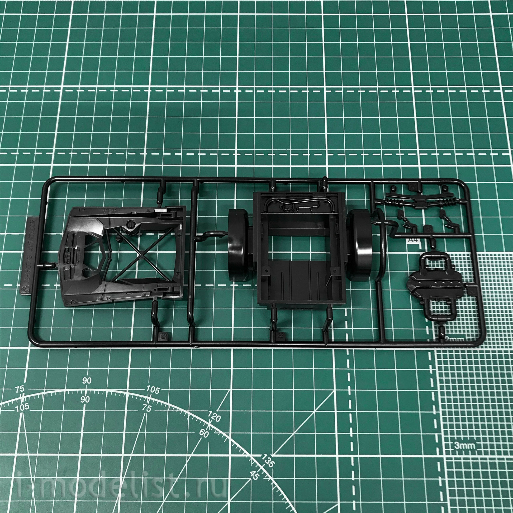 05982 Aoshima 1/24 Lamborghini Aventador 50°Anniversario '13