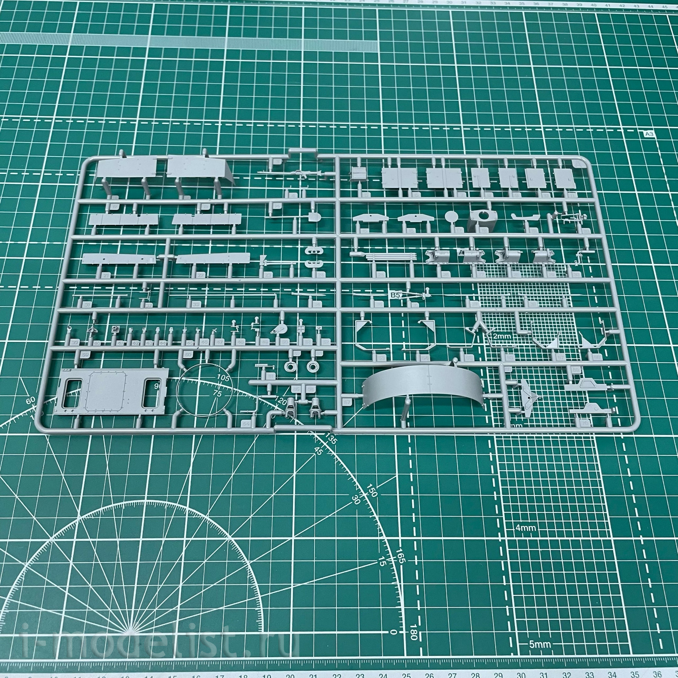 BT-006 Border Model 1/35 German Tank Pz.Beob.Wg. IV Ausf. J with commander and infantry