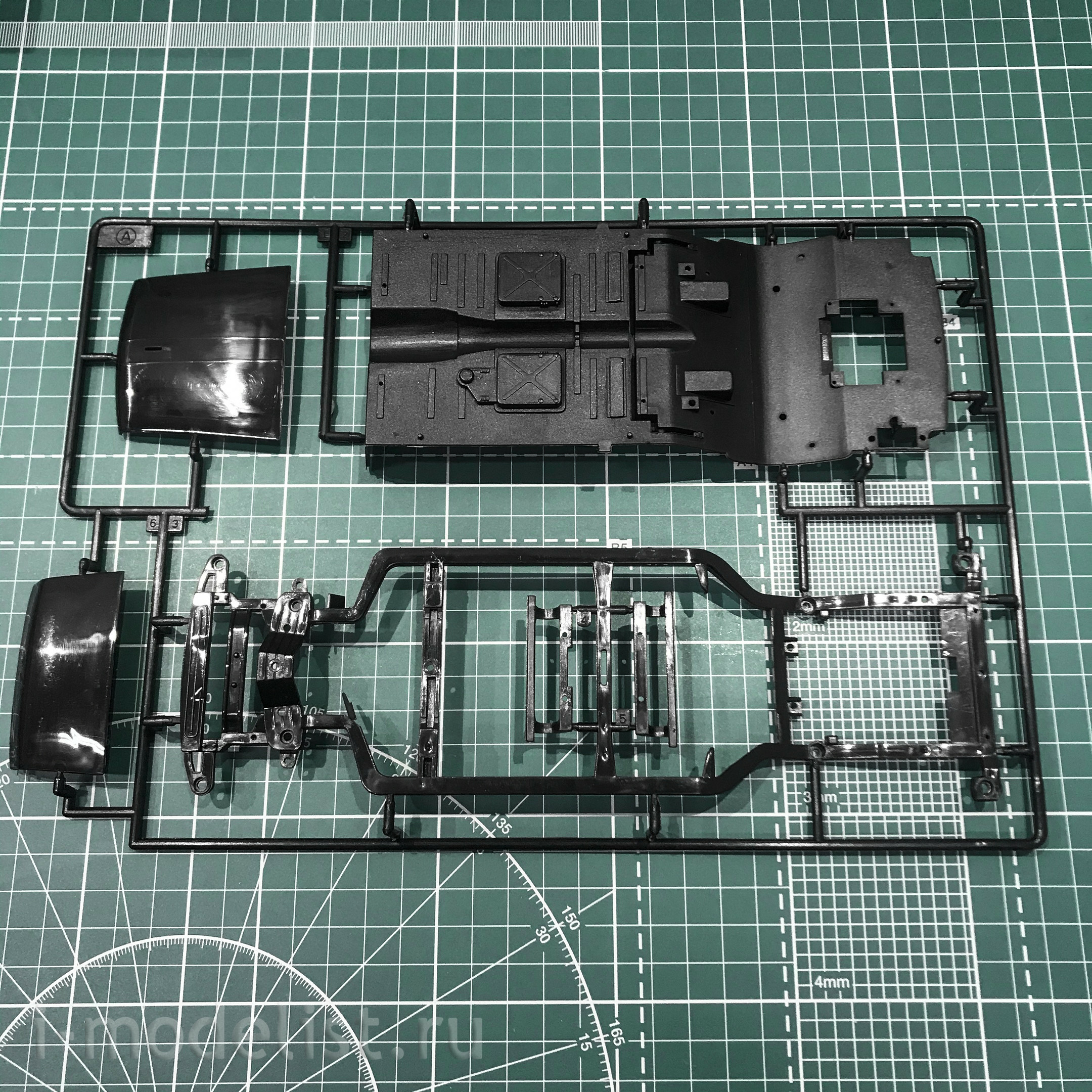 03802 Trumpeter 1/24 Chinese limousine FAW Hong Qi HQE CA770