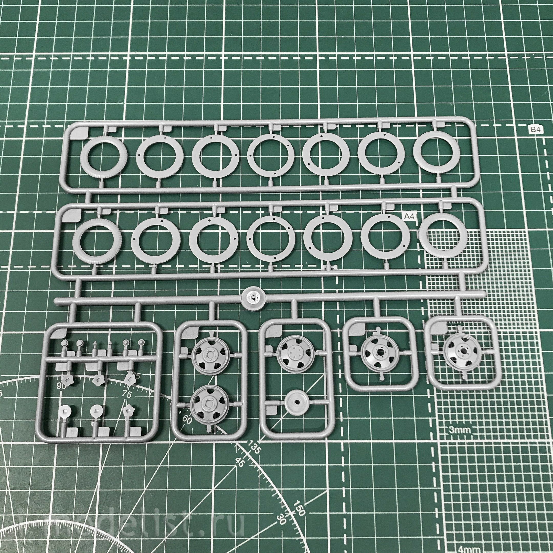 35369 MiniArt 1/35 Gun ZiS-2/ZiS-3 with front and calculation (2 in 1)