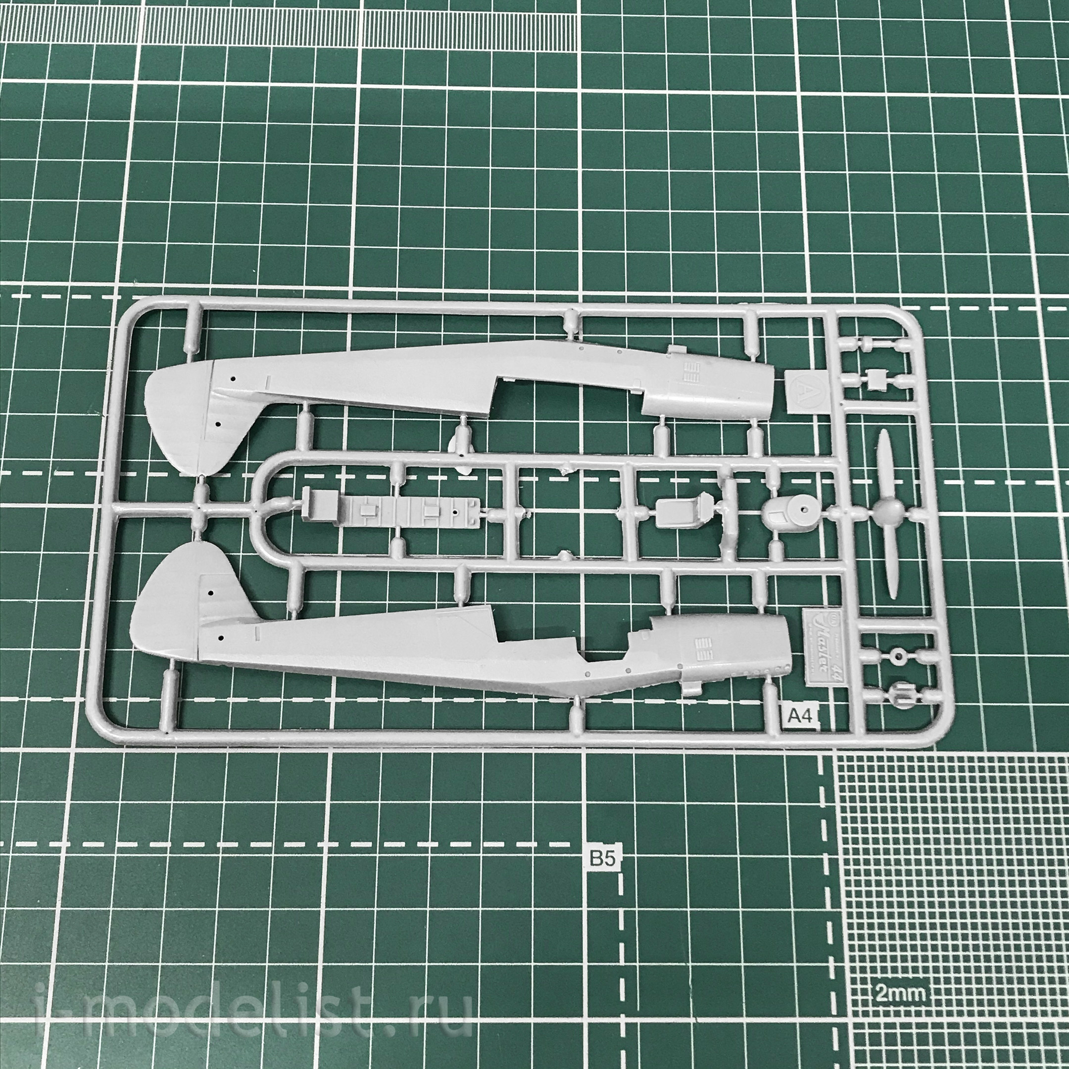 72211 Amodel 1/72 Aircraft Oka-38 