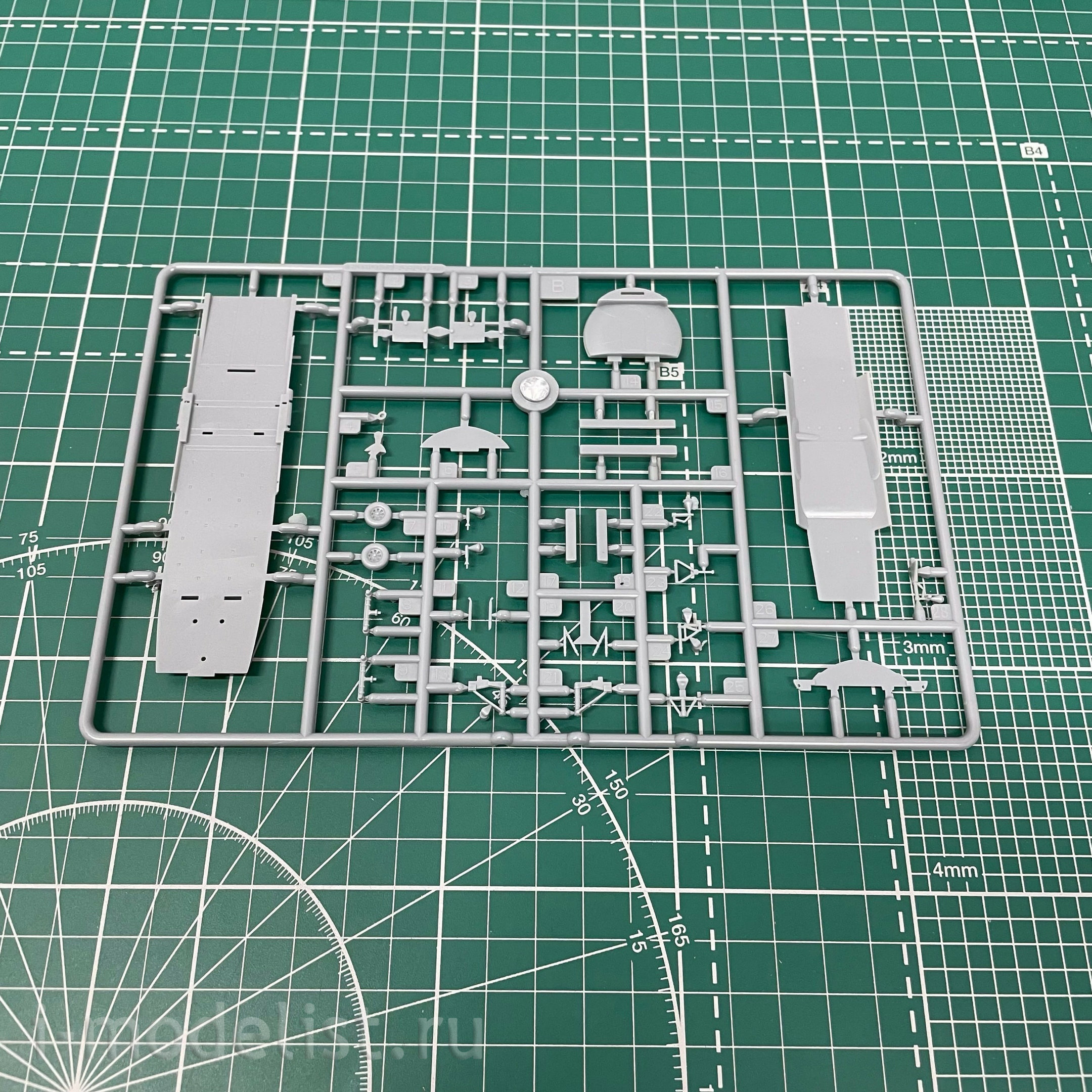 83902 HobbyBoss 1/144 Shaanxi Y-8 Aircraft