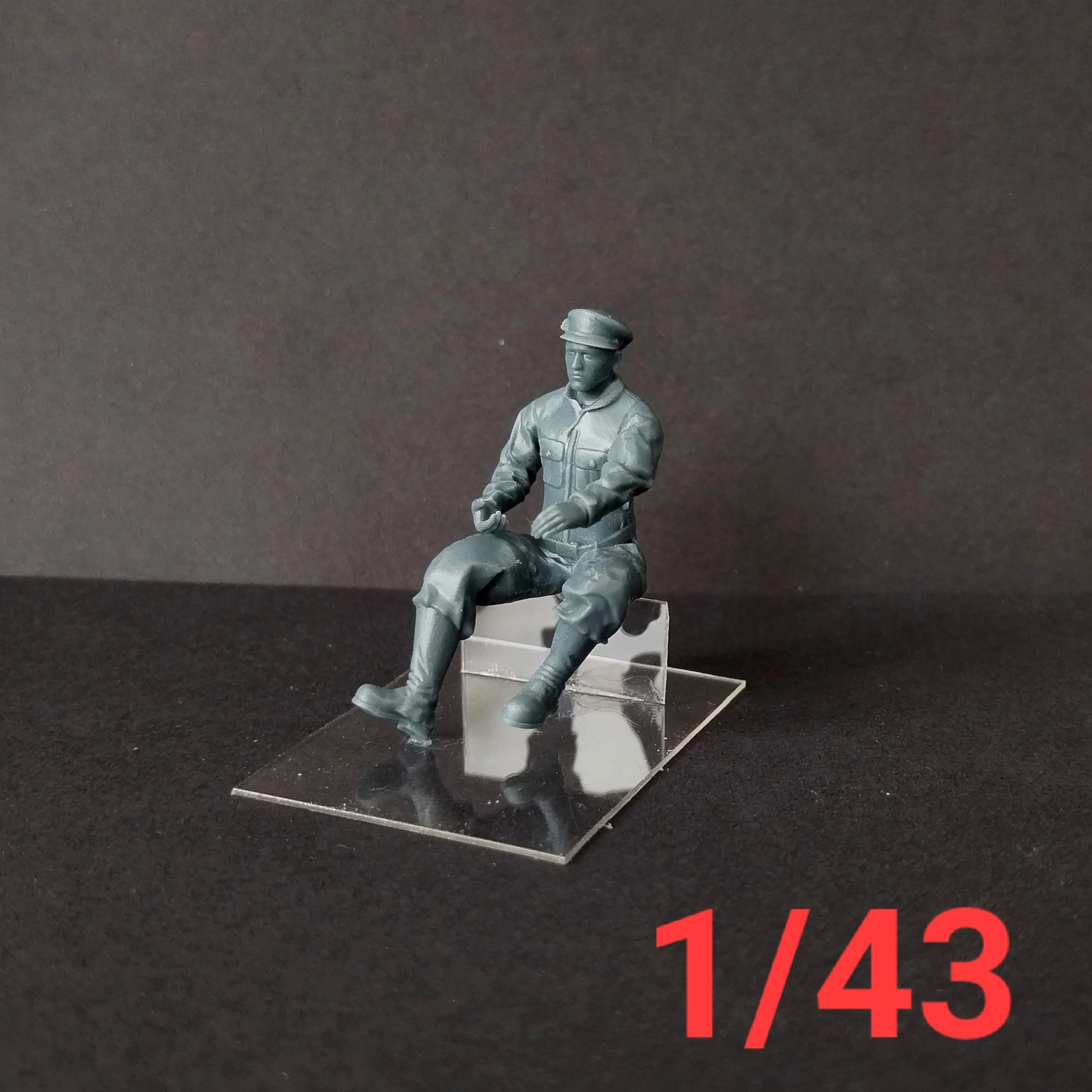 DMS-43005 ДМС 1/43 Фигурка Тракторист Фордзон-Путиловец