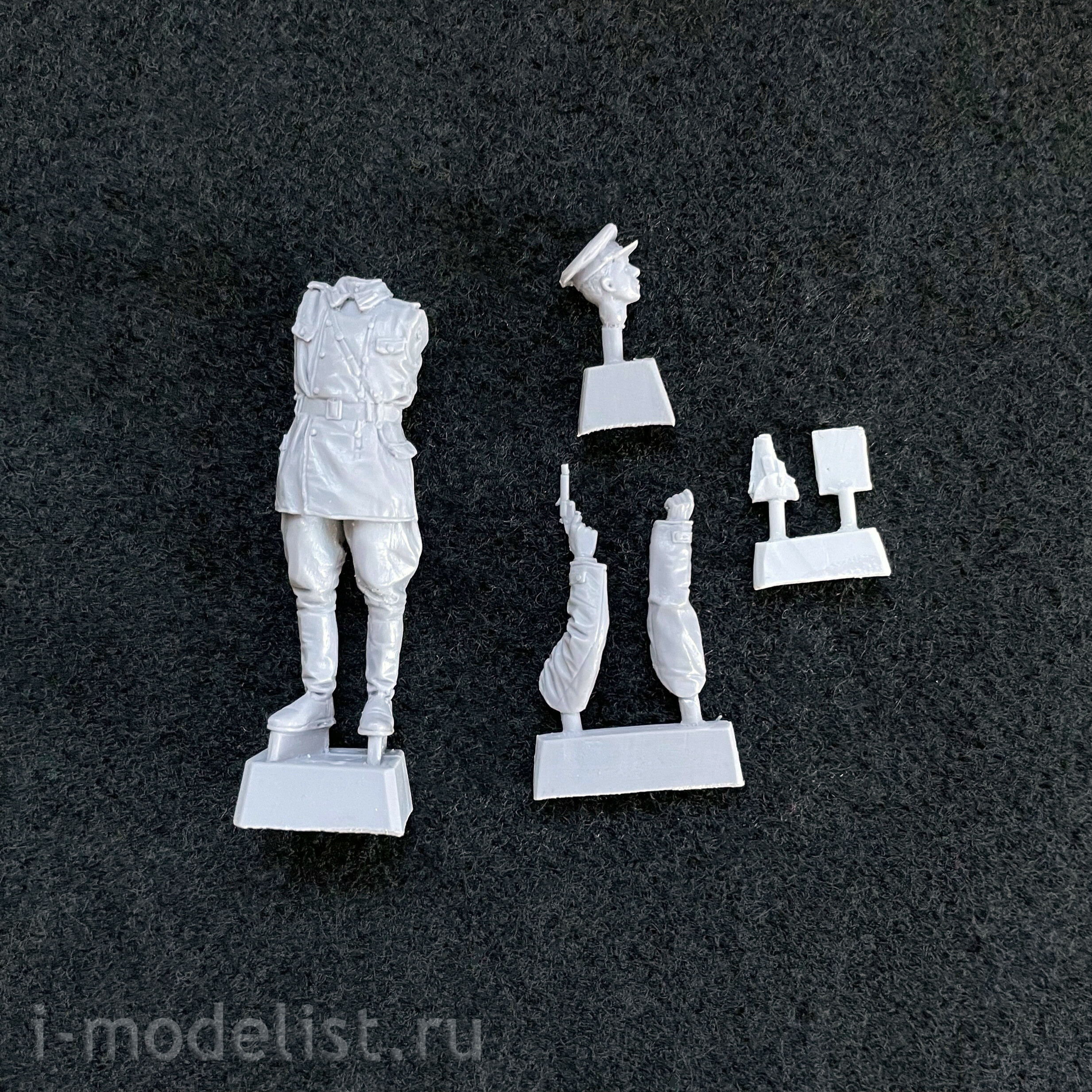 B6-35149 Bravo-6 1/35 Green Rocket (2 figures of Red Army officers)