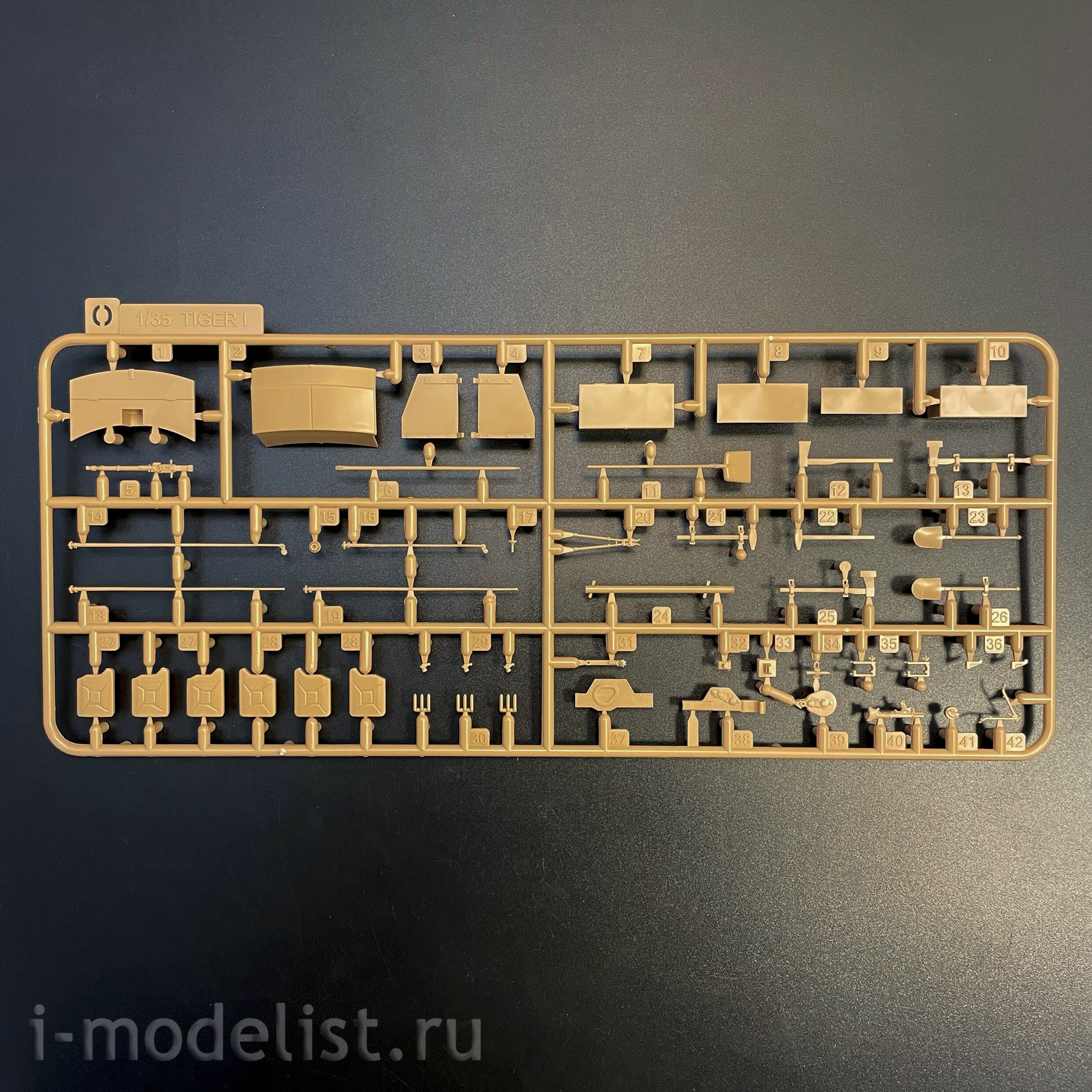 RM-5139 Rye Field Model 1/35 Notмецкий танк Sd.kfz.181 Tiger I (ранний, Курск 1943) с фигуркой Михаэля Виттманна