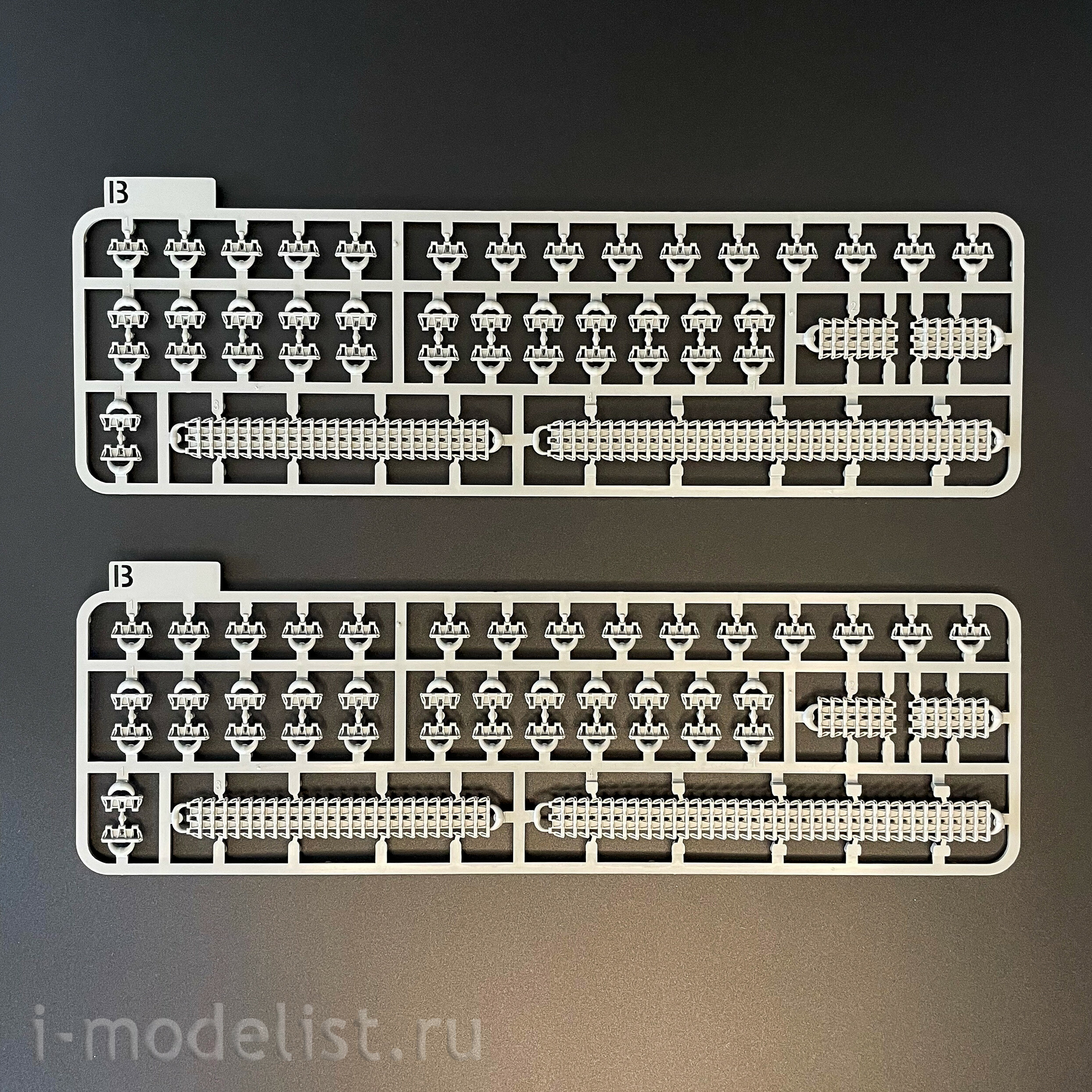 8017 Takom 1/35 Notмецкая САУ StuH 42 & StuG III Ausf. G (средний), 2 в 1