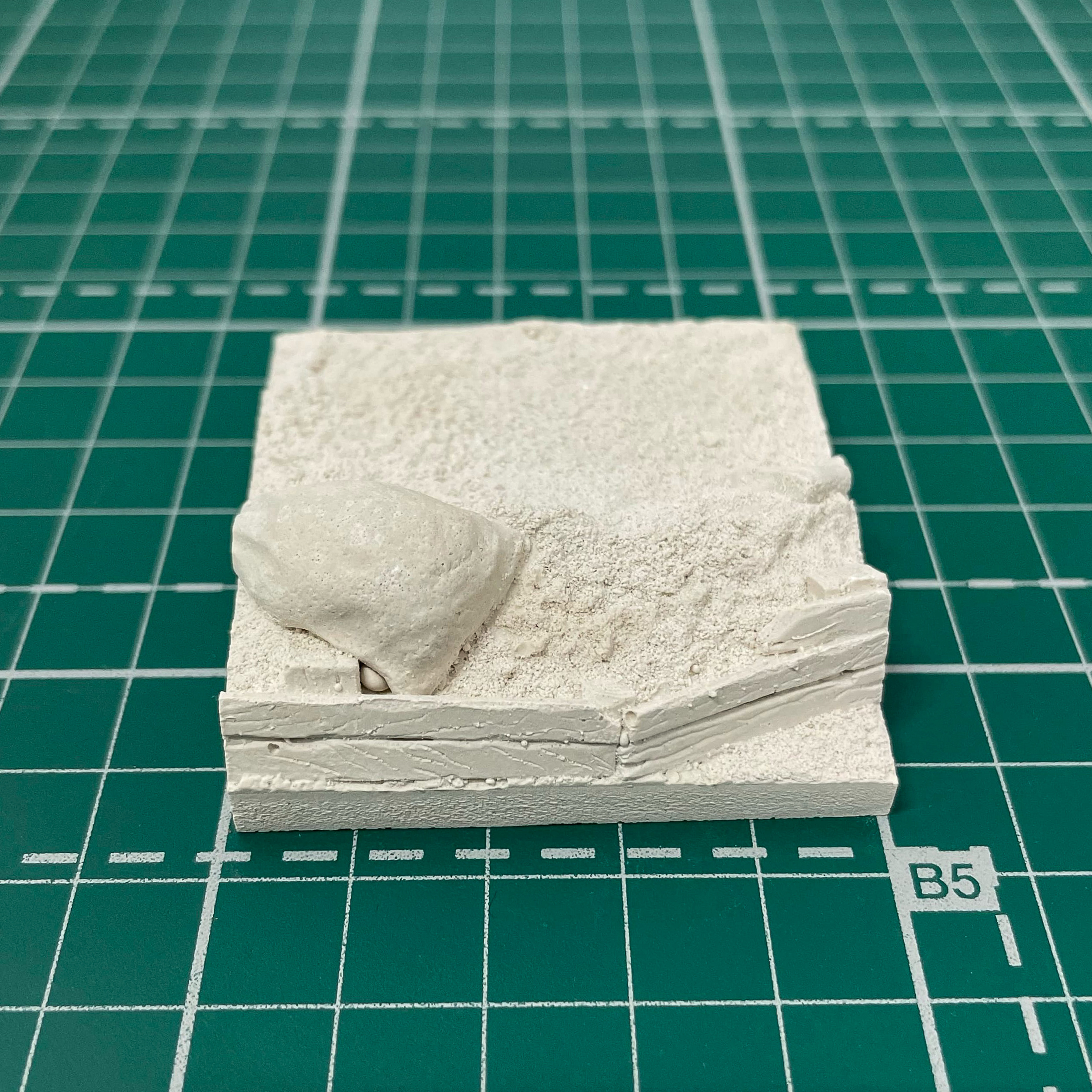 B08 artbaza 1/35 Fragment of a sand parapet of a trench with a bag