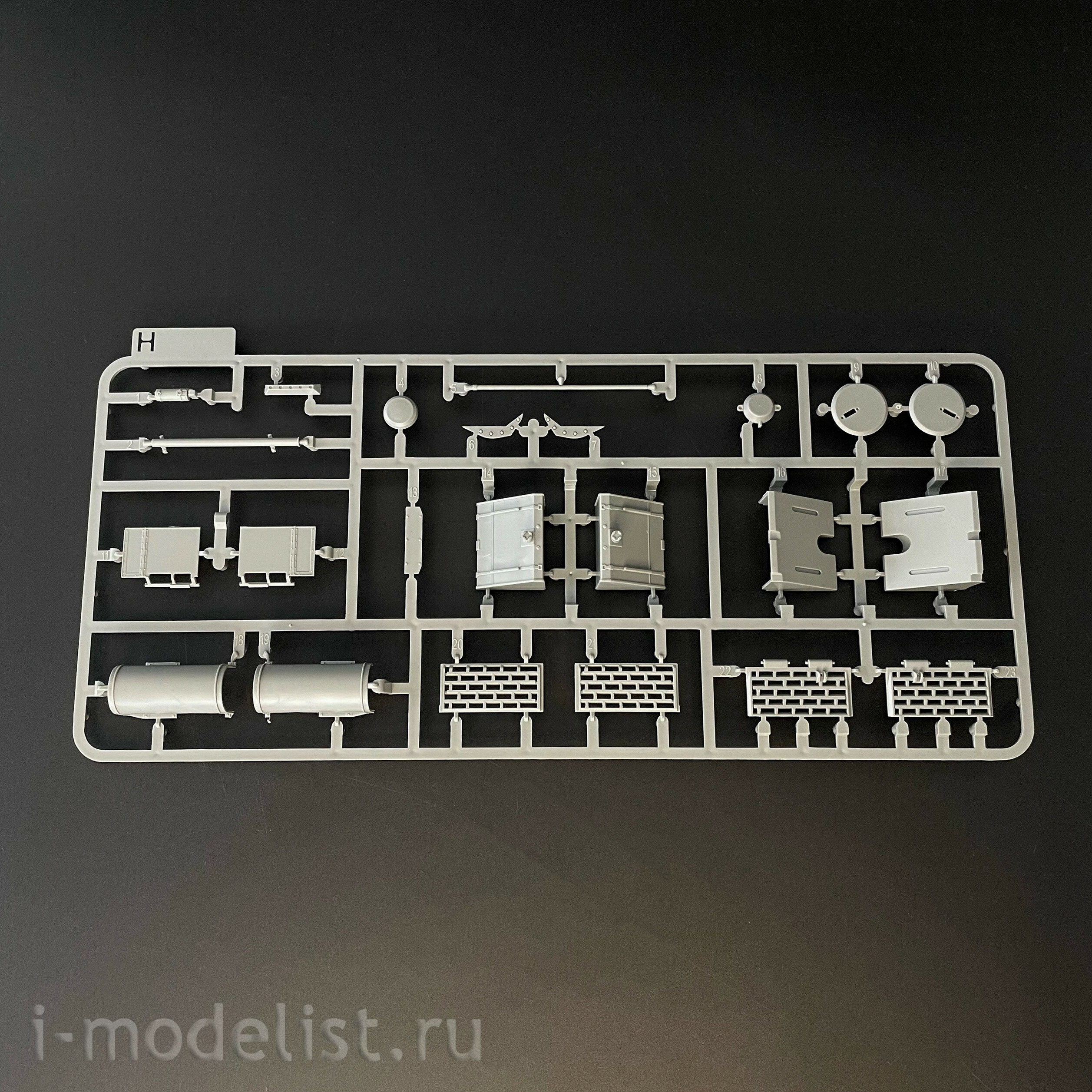 2200 Takom 1/35 German Tiger I Tank (medium) with Zimmerit